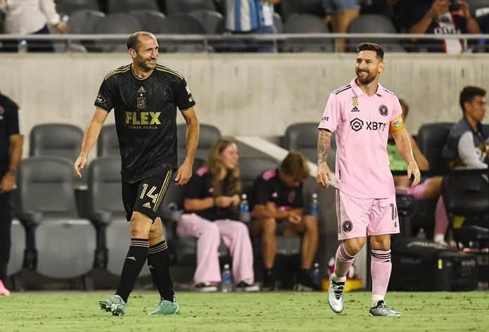 ジョルジョ・キエッリーニさんのインスタグラム写真 - (ジョルジョ・キエッリーニInstagram)「I strongly desired this experience in the USA, and I was lucky to have found a team like LAFC that made me feel at home right away, supported me, and together we achieved great successes and important trophies, foremost among them last year's MLS Cup. Thank you from the bottom of my heart. Once black and gold, forever black and gold! ⚫️🟡  #LAFC」12月16日 3時05分 - giorgiochiellini