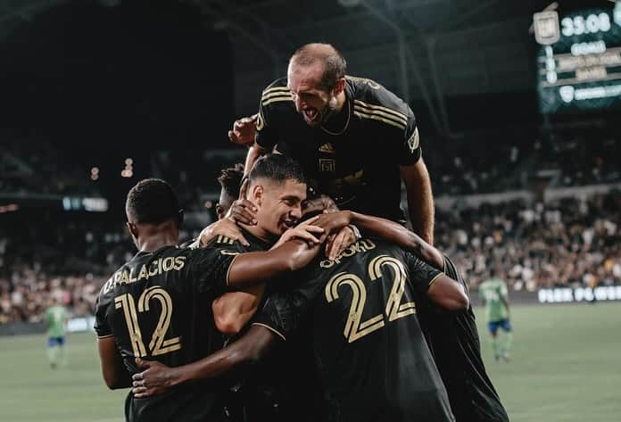 ジョルジョ・キエッリーニさんのインスタグラム写真 - (ジョルジョ・キエッリーニInstagram)「I strongly desired this experience in the USA, and I was lucky to have found a team like LAFC that made me feel at home right away, supported me, and together we achieved great successes and important trophies, foremost among them last year's MLS Cup. Thank you from the bottom of my heart. Once black and gold, forever black and gold! ⚫️🟡  #LAFC」12月16日 3時05分 - giorgiochiellini