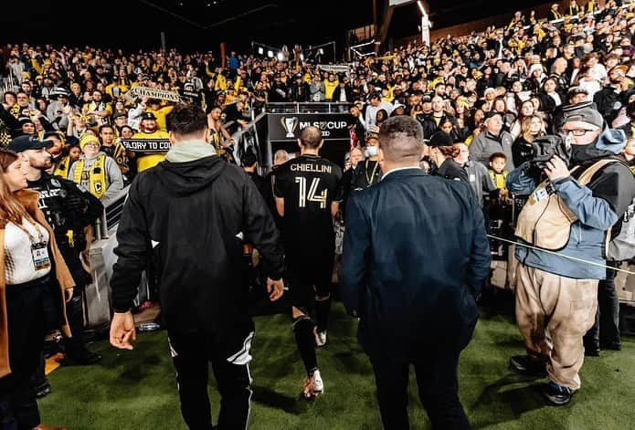 ジョルジョ・キエッリーニさんのインスタグラム写真 - (ジョルジョ・キエッリーニInstagram)「I strongly desired this experience in the USA, and I was lucky to have found a team like LAFC that made me feel at home right away, supported me, and together we achieved great successes and important trophies, foremost among them last year's MLS Cup. Thank you from the bottom of my heart. Once black and gold, forever black and gold! ⚫️🟡  #LAFC」12月16日 3時05分 - giorgiochiellini