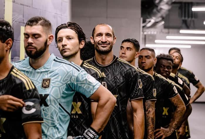 ジョルジョ・キエッリーニさんのインスタグラム写真 - (ジョルジョ・キエッリーニInstagram)「I strongly desired this experience in the USA, and I was lucky to have found a team like LAFC that made me feel at home right away, supported me, and together we achieved great successes and important trophies, foremost among them last year's MLS Cup. Thank you from the bottom of my heart. Once black and gold, forever black and gold! ⚫️🟡  #LAFC」12月16日 3時05分 - giorgiochiellini