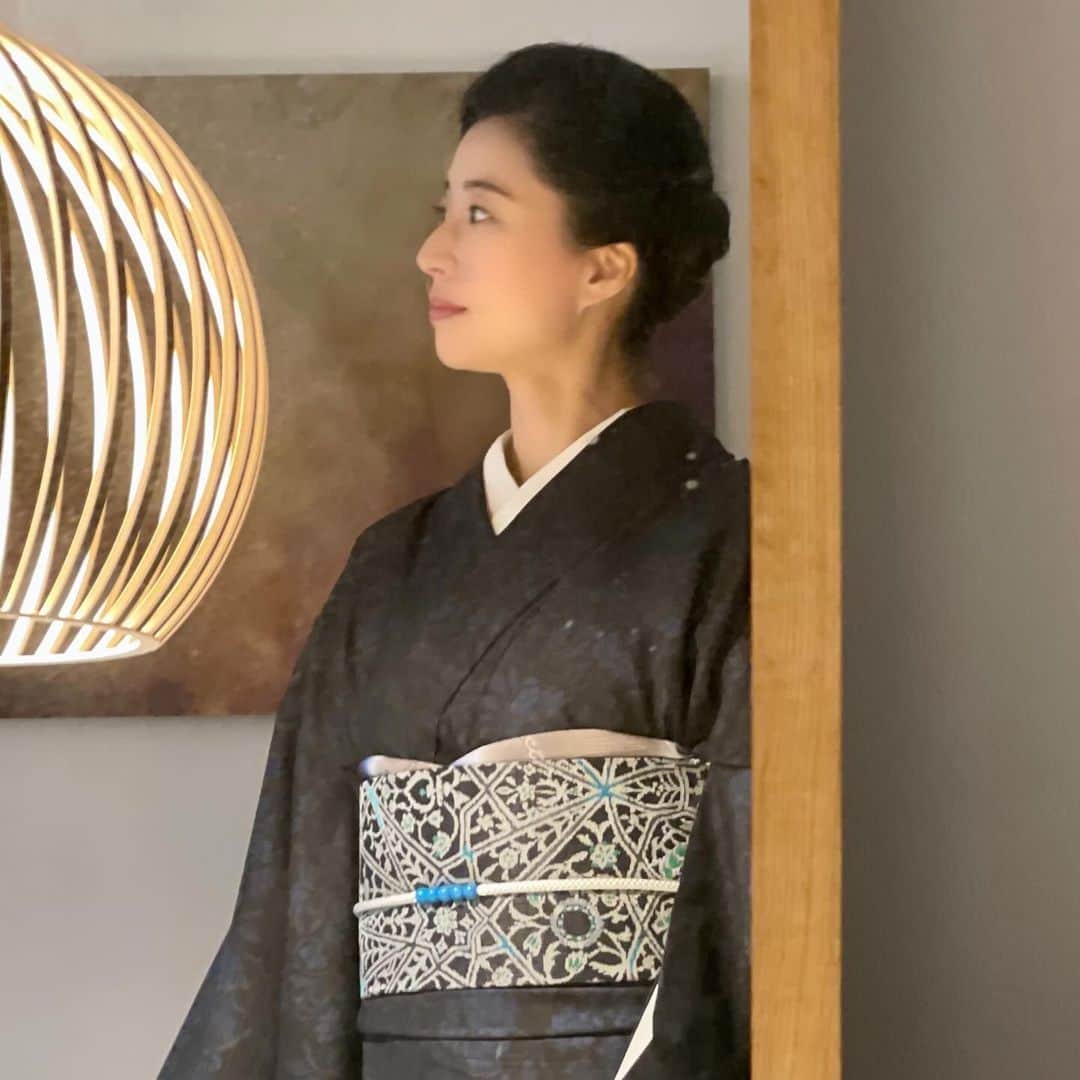 三浦瑠麗さんのインスタグラム写真 - (三浦瑠麗Instagram)「きょうは藍大島で鎌倉にお出かけ。 お蕎麦のち文楽。 お人形を触って少し動かしてみました。重い。そして当たり前だけど、難しい。 帯は成匠さんから。簪はアンティークの翡翠、トルコ玉の帯締め。」12月15日 18時29分 - lullymiura