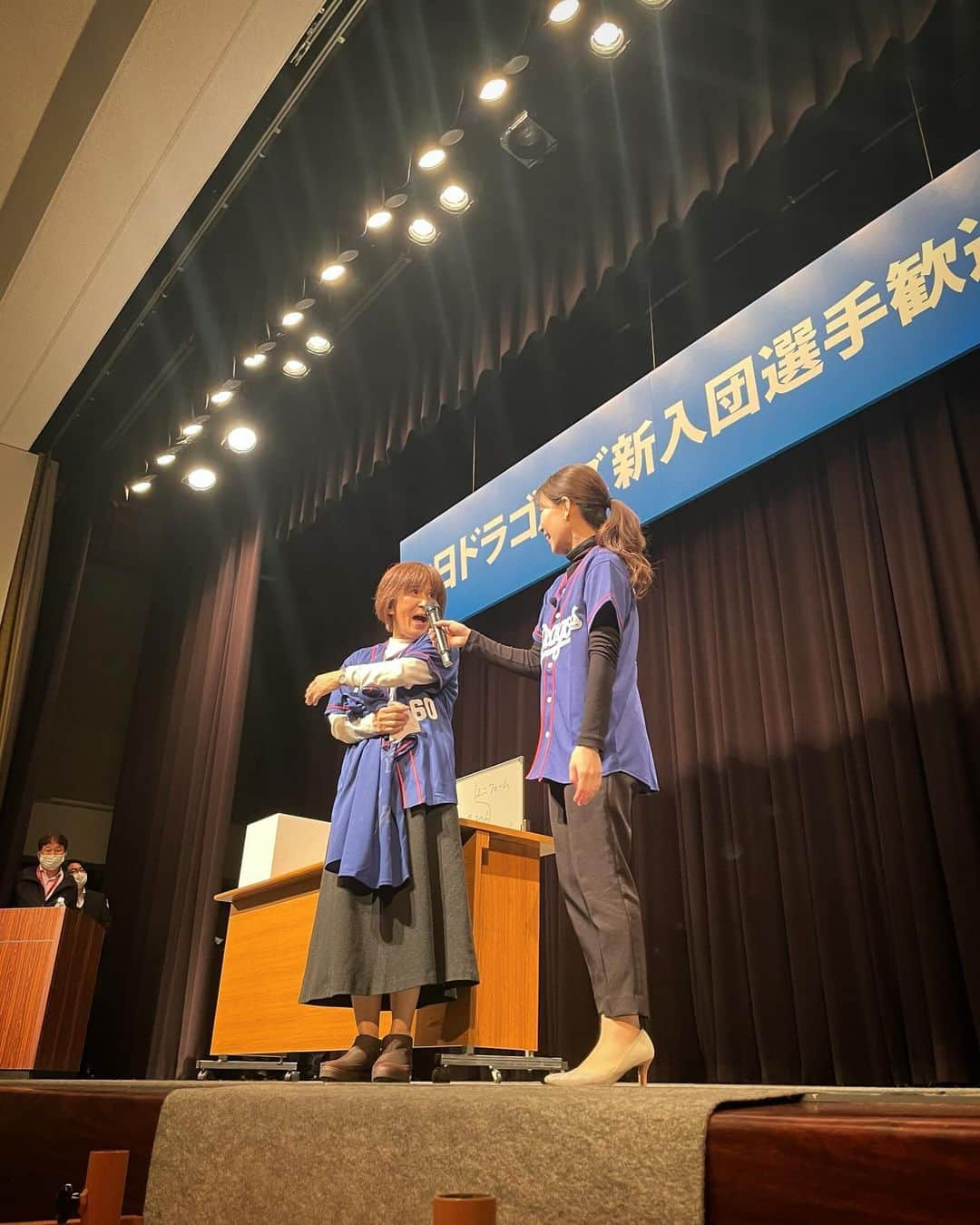 島津咲苗さんのインスタグラム写真 - (島津咲苗Instagram)「新入団選手歓迎会ありがとうございました♪ 明るく、堂々とした、ノリのいい 世代だなと感じました😁  名古屋出身の　育成ドラフト2位菊田投手からは 皆で香嵐渓に行ってみたいな〜という言葉も🍁 10人で訪れることはあるのでしょうか？！  そして、最年長のドラフト6位加藤投手は "みんなの振る舞い次第では" ひつまぶしを食べに連れて行ってあげるそうですよ🧐笑  笑いの絶えない会でした。  今後、ドラゴンズに明るい光をもたらしてくれると信じて 応援しています！！！😁  この模様は この後の #ドデスカプラス  あすの #ドデスカドようびデス でも放送予定です！ . . . #草加勝 #津田啓史 #辻本倫太郎 #福田幸之介 #土生翔太 #加藤竜馬 #日渡騰輝 #菊田翔友 #尾田剛樹 #川上理偉 #新入団選手 #ドラゴンズ #中日ドラゴンズ #dragons #新入団選手歓迎会 #ファンクラブ #ドラファン #メーテレ #アナウンサー #島津咲苗 #名古屋 #東別院」12月15日 18時33分 - sanae_shimazu