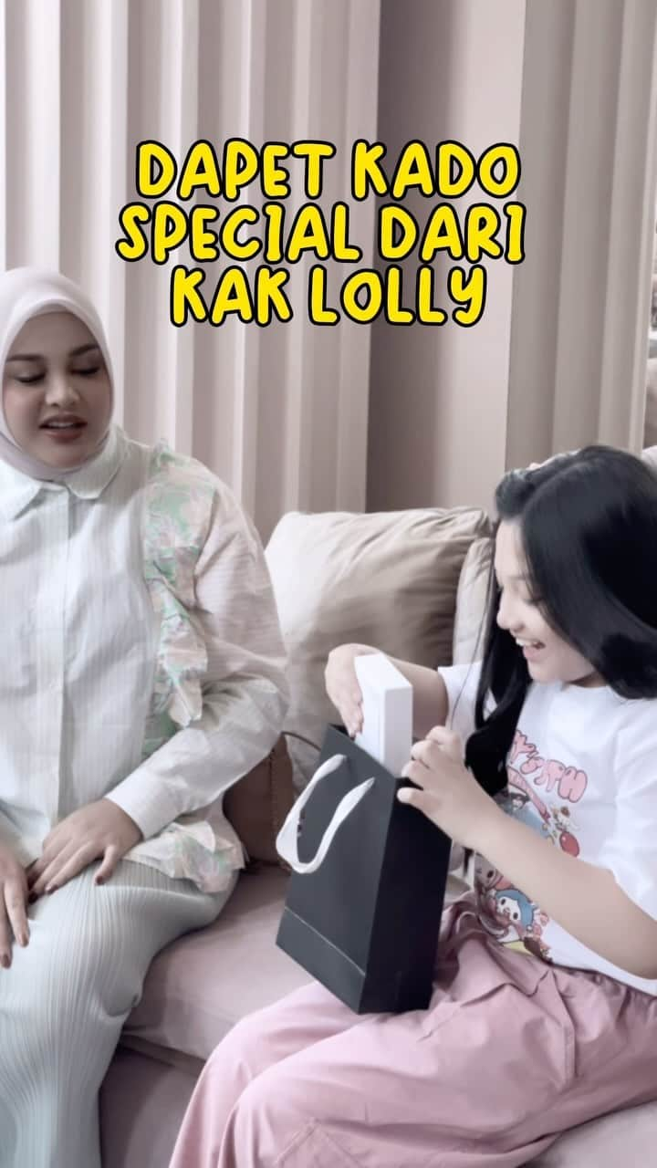 Keluarga A5のインスタグラム：「OMG!! Arsy happy bangett kak loly @aurelie.hermansyah , Terimakasih banyak Bang @attahalilintar, kak loly, @ameenaatta dan @azuraatta kado specialnya😍🤭 Arsy sayang kaliannnn😭✌🏻」