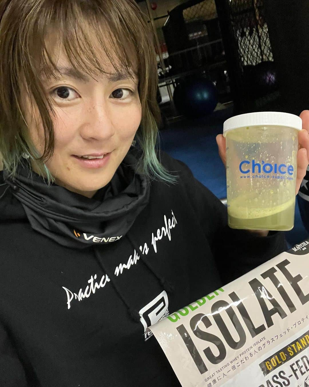 石岡沙織のインスタグラム：「@choice.protein  @rvddw_tokyo  @venex_jp  今週も練習ありがとうございました☺️ 最近力むからパンプアップして後半しんどい… . #ゴールデンホエイ に感謝🙏 寒いと首も痛いし… #ベネクスリカバリーウェア も手放せない🙏 . 練習着から私服まで #リバーサル 着させてもらってテンション高く練習できて🙏✨ . 全てに感謝🙏 . #タンパク質 #チョイスプロテイン #リバーサル #リカバリーウェア」