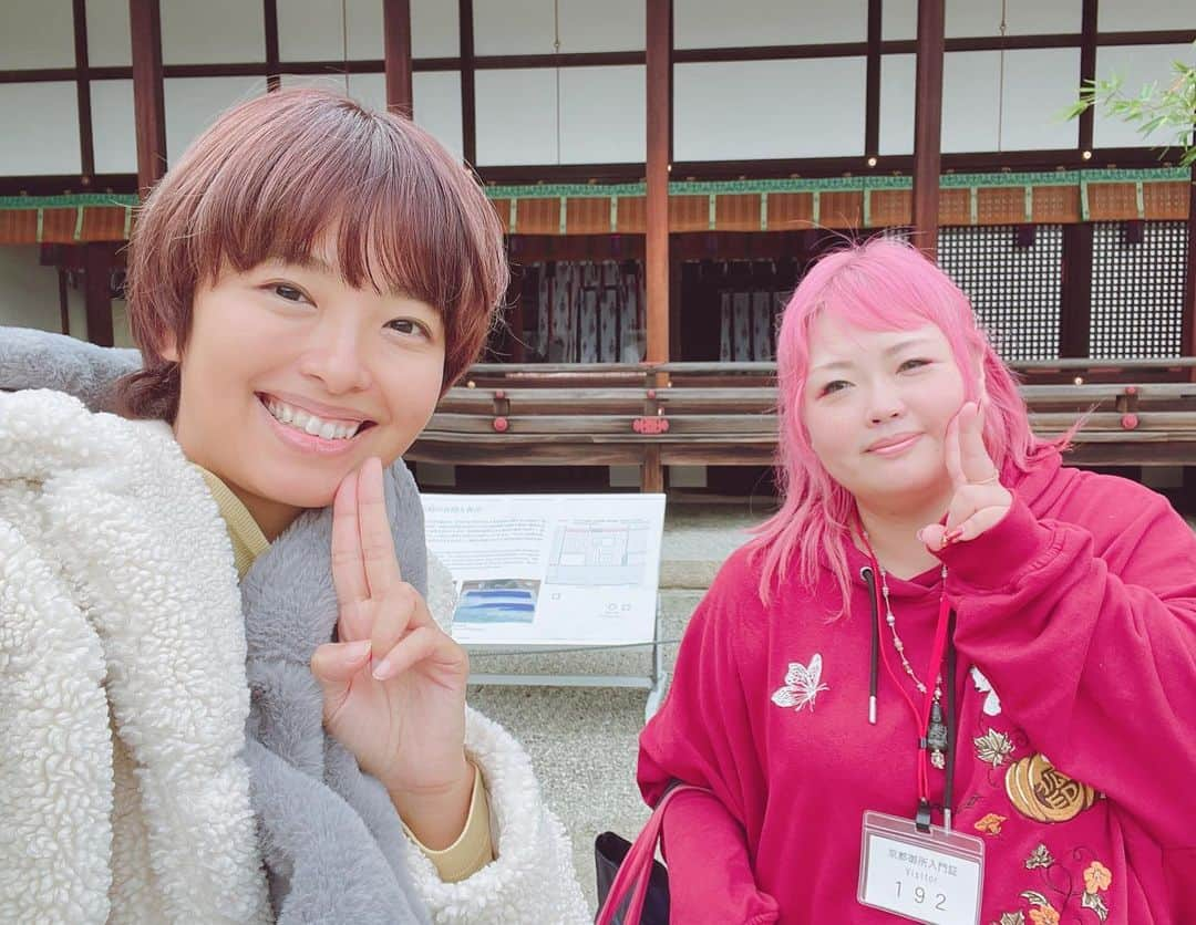 田中菜月さんのインスタグラム写真 - (田中菜月Instagram)「. 発酵活動家の休日。  ずっと 受けてみたかった。  そして 会いたかった  吉井孝くんの manakiを  受けてきました。  源とつながるを 体感しました。  あっ、いま、つながったね。 もう一段深くつながるよ… そうそう。いま、ちょっとズレたね。  と、リアルタイムでの孝くんの観察！  この体感のとき、繋がってるのか！と 瞬間瞬間、manakiで在ることを 教えてもらえたよ。  発酵するときも 美味しくなぁれとか  じつは、していない。  何かしら込めると 余計なものも混ざってしまう  だから、わたしは  ただ、発酵する 淡々と自我もいれず  ただ、お味噌を仕込む 淡々と五感を感じながら  そうしていたことと manakiがつながりました。  なにかをやろうと するのではなく  源に還ると 自然と溢れ、流れること、伝わることが 分かりました。  急きょ、お誘いした YOUTUBERのモコちゃんも manakiに感激してて  咳をしていたけど manakiすると止む 素直な体で  お粥が五感に 沁みわたり…  京都御所で わたしたちは  manakiしたり お茶したり 「平安」を 感じながら  昔の人は いま、ここにいるを ずっとしていたこと。  それは  平らかで 安らかな あり方。  蹴鞠や香道や茶道も すべてmanakiしていたのか〜！  ただいま、わたし。  2024年は 吉井孝くんを 広島にお呼びし manakiリトリートしたいなぁ✨  ーーーーーーーーーーーーーーーーーーーーーーーーーーー #京都 #普廻  #fune #ethical  #エシカル #未来粥 #manaki #ヨガ #気功 #源 #ソース #プリミティブ #吉井孝」12月15日 18時45分 - natsuki_hakko