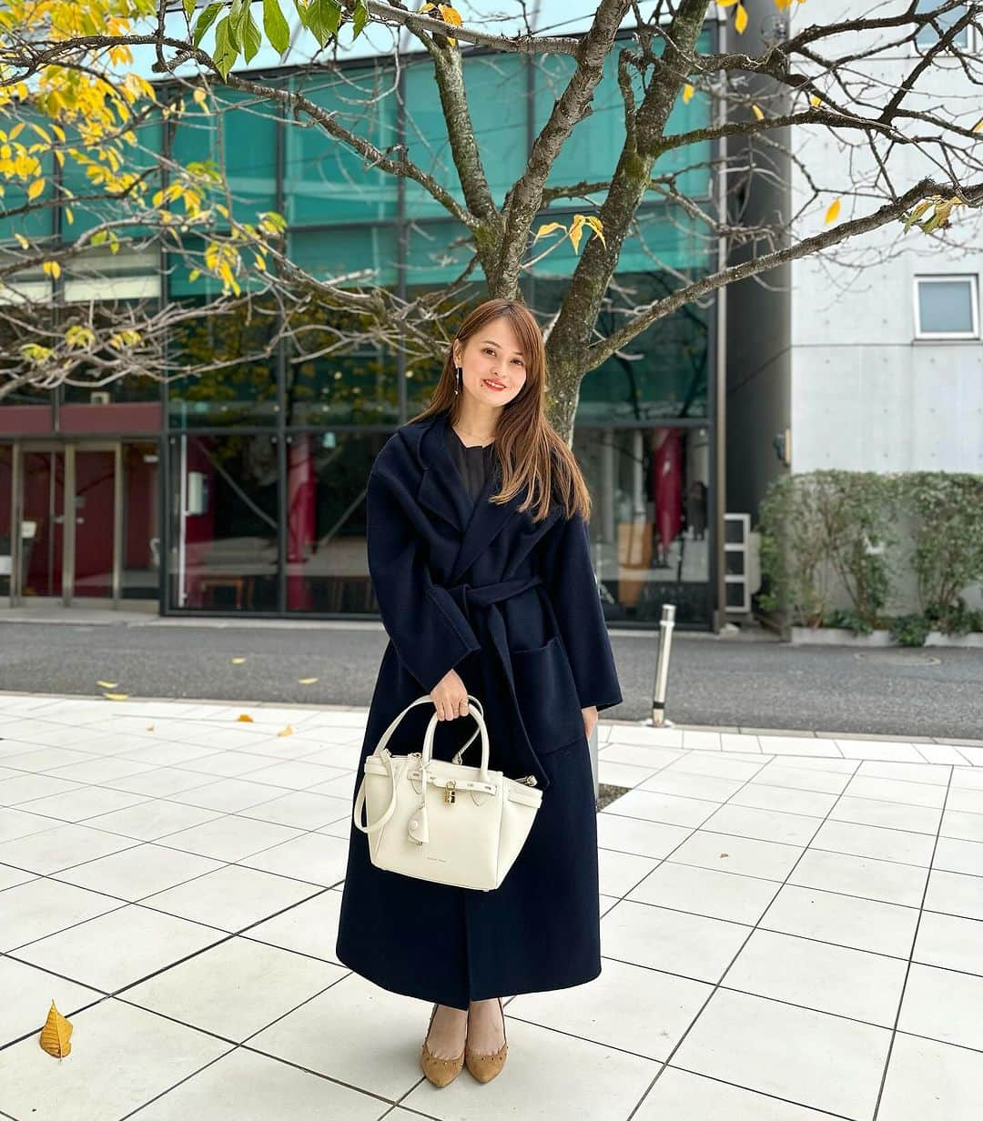 奥山夏織のインスタグラム：「寒くなってきましたねぇー🐶黒いコートに合うバッグ👜✨白いバッグがなかったので新しく新調❤️長財布もちゃんと入るので最近のお気に入りバッグ🎵 ・ bag #samanthathavasa  coat #NINE shoes #daniellaandgemma ・・・ #instafashion #fashion #coordinate #ファッション #コーディネート#olコーデ #痩せて見えるコーデ #細見えコーデ #155cmコーデ #低身長 #低身長コーデ #低身長コーディネート#30代OL #30代OLコーデ#サマンサタバサ」