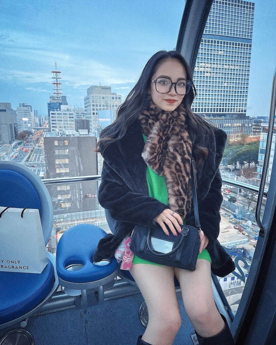前川琳菜（りなち）さんのインスタグラム写真 - (前川琳菜（りなち）Instagram)「✩‧₊˚  🎡💕💫  tops / @coca_official_store outer / @hm  muffler / @coca_official_store  bag / @matinkim_seoul   #名古屋 #nagoya #栄 #サンシャイン栄 #観覧車 #りなちこーで」12月15日 18時53分 - rina__maekawa