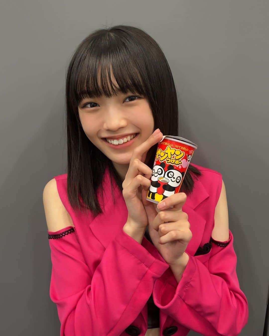 山﨑愛生のインスタグラム：「. ヤンヤンつけボー だーいすき🍫🐼🫶  #ヤンヤンつけボー #お菓子大好き  #お菓子好き #パンダさん  #モーニング娘 #モーニング娘23  #morningmusume23  #山﨑愛生 #パンダさんパワー」