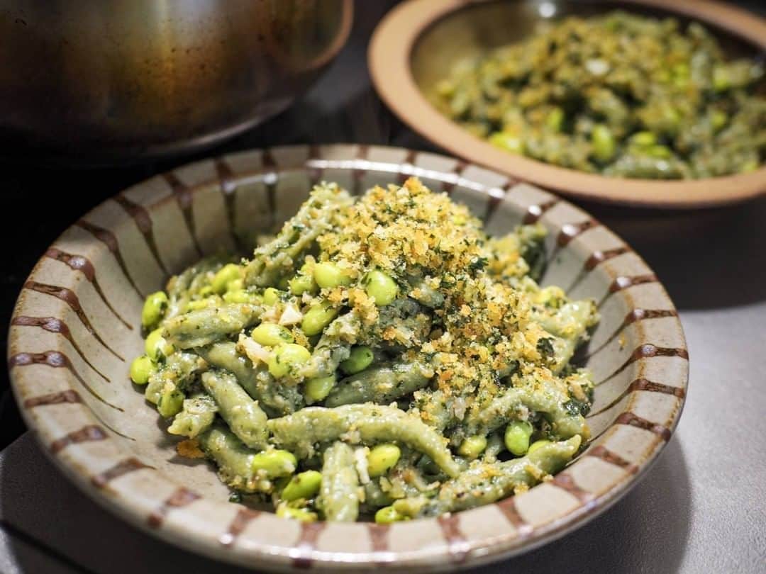 The Japan Timesのインスタグラム：「Much like the everlasting debate about pizza and its proper toppings, the culinary fusion of "itameshi" (a combination of Italian and Japanese cuisine) has its fair share of both champions and critics.  Give your Italian dish a Japanese twist with this recipe for edamame-infused pasta. Get the full recipe with the link in our bio.  📸: @everydaysimon   #japan #pasta #edamame #japanesefood #japanesecooking #recipe #recipes #japaneserecipe #japantimes #日本 #パスタ #枝豆 #日本料理 #イタリア料理 #イタ飯 #料理 #レシピ #ジャパンタイムズ #🍝」