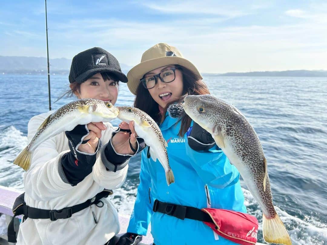 片原恵麻さんのインスタグラム写真 - (片原恵麻Instagram)「淡路島2日目はカットウフグ🐡  9月ぶりにしのぶ姉さんとロケ📹 最近プライベートでなかなか会えてなかったので嬉しい時間でした☺️  この日はマルキユーのあるエサを使ったよ〜🤭カットウフグ、繊細なアタリとグングンくる引きがすごく楽しかった〜!! また後日告知します⋆͛📣  📍栄真丸 @eishinmaru1392  @eishinmaru_yohei   ちなみにコモンフグで87目め👀 ⋱⋰ ⋱⋰ ⋱⋰ ⋱⋰ ⋱⋰ ⋱⋰ ⋱⋰ ⋱⋰ ⋱⋰ ⋱⋰ ⋱⋰ ⋱⋰ #栄真丸#フグ釣り#カットウフグ#釣りガール#釣り女子#釣り#海釣り#ツリジョ#fishing#강태공#낙씨광#ルアマガ女子部#淡路島#淡路島釣り#ビッグフィッシング#ZEQUE#偏光サングラス#タレックス#TALEX#bunnywalk」12月15日 18時46分 - emma_katahara