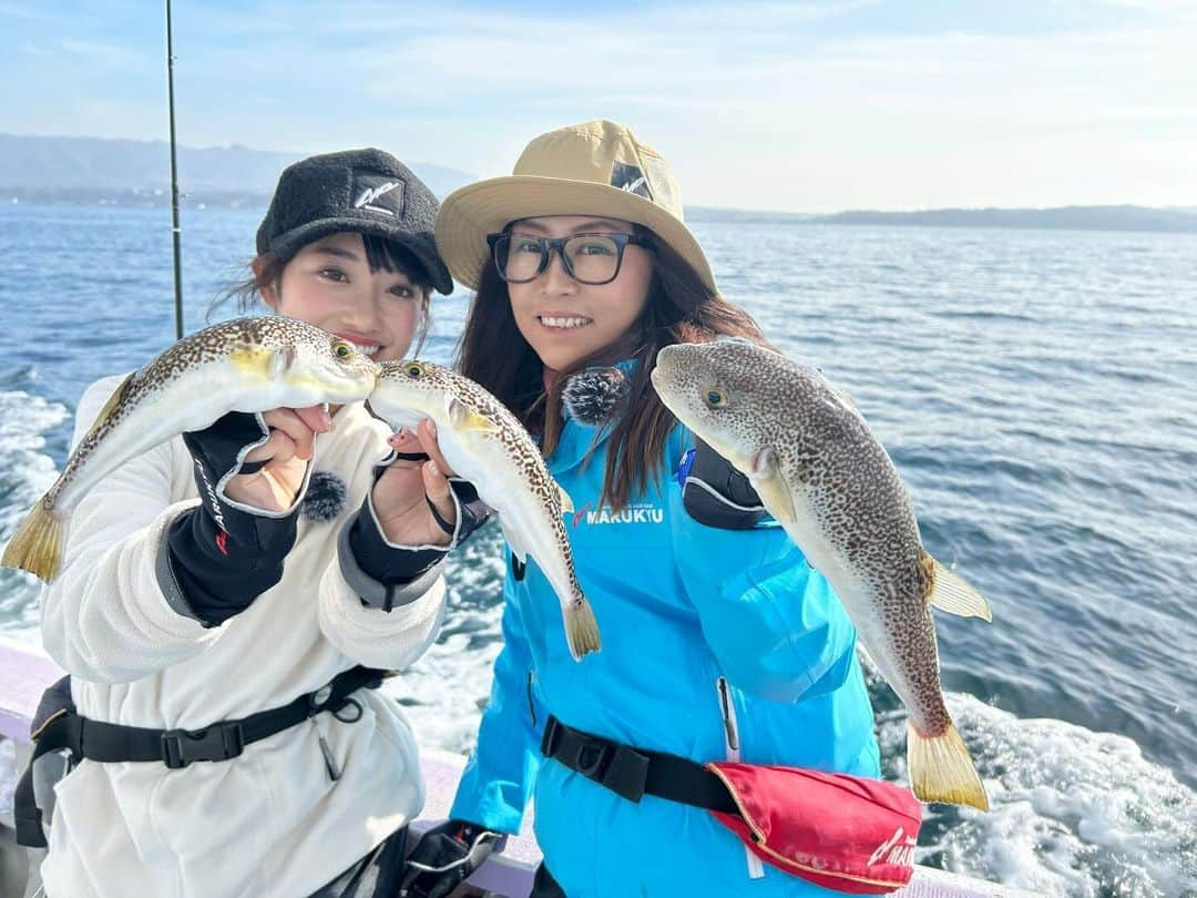 片原恵麻さんのインスタグラム写真 - (片原恵麻Instagram)「淡路島2日目はカットウフグ🐡  9月ぶりにしのぶ姉さんとロケ📹 最近プライベートでなかなか会えてなかったので嬉しい時間でした☺️  この日はマルキユーのあるエサを使ったよ〜🤭カットウフグ、繊細なアタリとグングンくる引きがすごく楽しかった〜!! また後日告知します⋆͛📣  📍栄真丸 @eishinmaru1392  @eishinmaru_yohei   ちなみにコモンフグで87目め👀 ⋱⋰ ⋱⋰ ⋱⋰ ⋱⋰ ⋱⋰ ⋱⋰ ⋱⋰ ⋱⋰ ⋱⋰ ⋱⋰ ⋱⋰ ⋱⋰ #栄真丸#フグ釣り#カットウフグ#釣りガール#釣り女子#釣り#海釣り#ツリジョ#fishing#강태공#낙씨광#ルアマガ女子部#淡路島#淡路島釣り#ビッグフィッシング#ZEQUE#偏光サングラス#タレックス#TALEX#bunnywalk」12月15日 18時46分 - emma_katahara