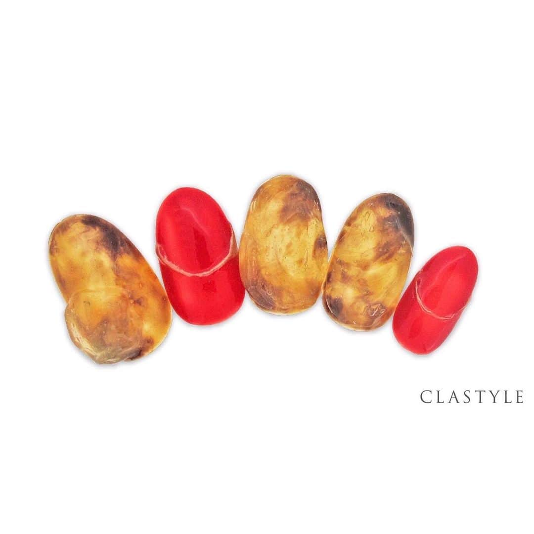 CLASTYLEさんのインスタグラム写真 - (CLASTYLEInstagram)「✨CLASTYLEおすすめネイル✨  「#ぷっくりべっ甲ネイル」  べっ甲柄をバランスよくぼかし、上から粘土ジェルでぷっくり立体感を出しましょう✨  クラスタイル生徒は専用サイト（clastyle wiki）でアートレシピを公開中です♡  ⚠️ご確認ください🙇‍♀️ 掲載しているアートや動画に関してはフォロワーの皆様に参考にしてもらうことを目的としています。掲載記事の詳細(使用商材、購入先、やり方)などに関するご質問(DMやコメント)はお答えできませんのでご了承ください。  ▸┈┈┈┈┈┈┈┈┈┈┈┈┈┈┈┈┈┈┈┈┈┈◂ ⁡ #clastyle_repost をタグ付けして 投稿していただくと ランダムでリポストさせていただきます📨✧︎*。 ⁡ ▸┈┈┈┈┈┈┈┈┈┈┈┈┈┈┈┈┈┈┈┈┈┈◂  #CLATYLE #クラスタイル #ネイルスクール #ネイルスクール通信 #通信ネイルスクール #ネイルスクール通学 #通学ネイルスクール #ネイル好きな人 #ネイル好きを応援#ネイル #ネイルサンプル #ジェルアート #ネイルデザイン#gelnails #nail#セルフネイル #おうちねいる#nailbook #トレンドネイル #おしゃれネイル #ネイル好きな人と繋がりたい」12月15日 18時47分 - clastyle_nail