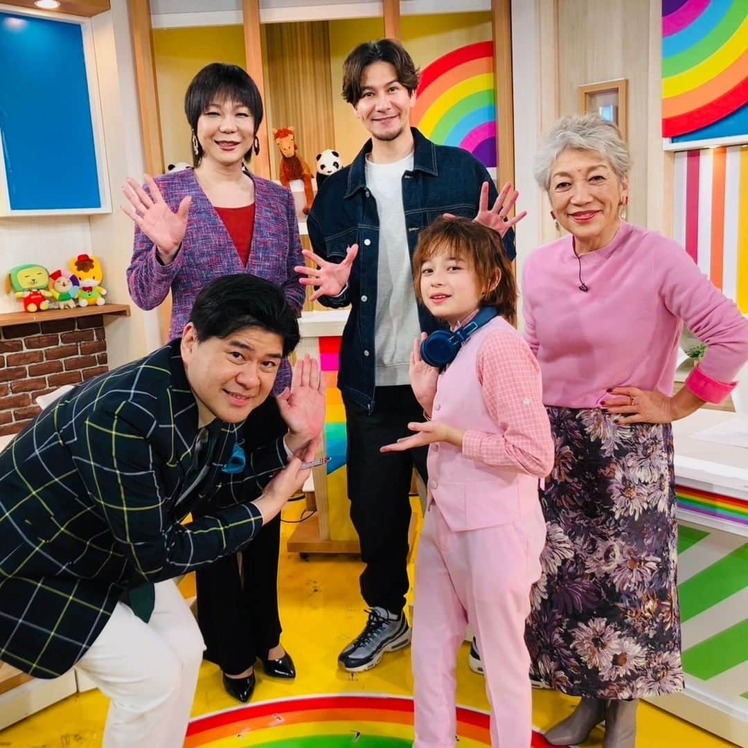 5時に夢中！ジョナサンの天気予報のインスタグラム：「本日のゲストはJOYさん！ ロケでは道無き道を行き幻の源泉まで辿り着いたJOYさん♨️その間ミエさんは優雅にフットマッサージを受けていました😂 ジョイジョナクイズではミエさんが見事正解👏賞品ゲットでした💕  来週もお楽しみに〜🌈👋  #gojimu #５時に夢中！」