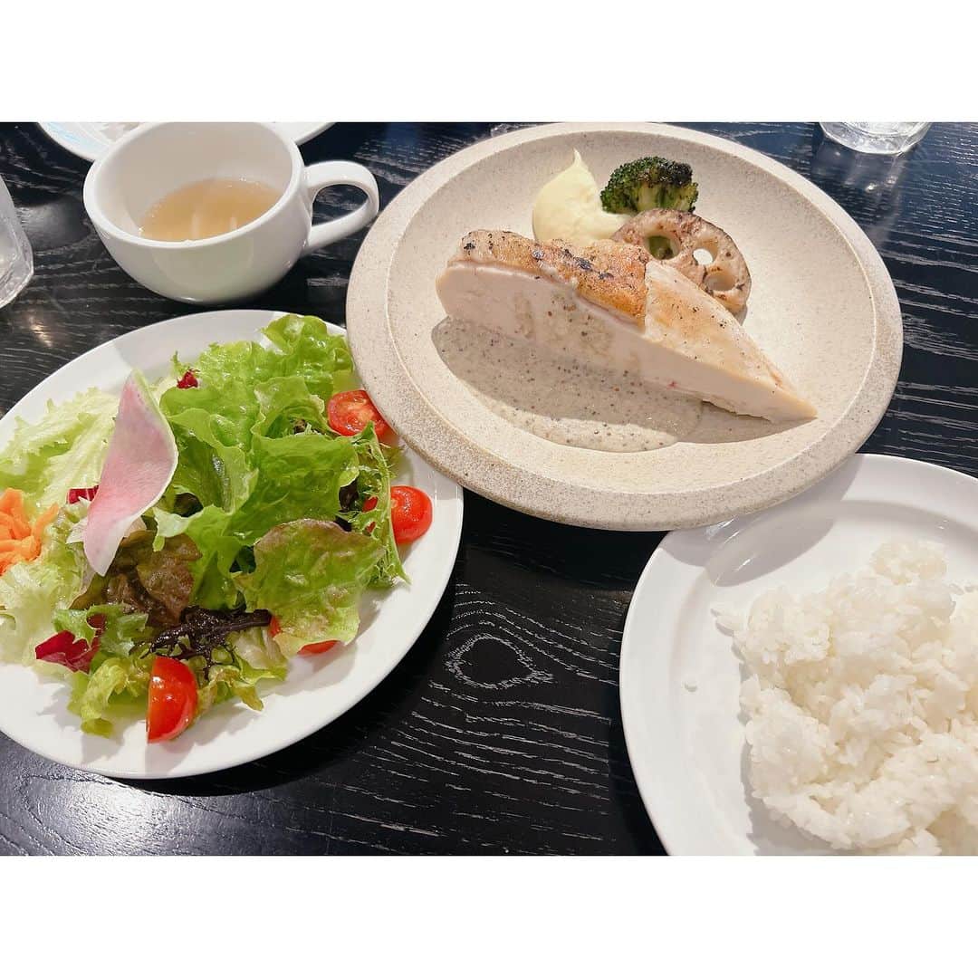 田中亜弥さんのインスタグラム写真 - (田中亜弥Instagram)「【大切な友人】 大学の友人で、LAで妊娠中＆産後専門のトレーナーをやっているYUMI @yumiid が日本に一時帰国したので、久しぶりに会ってランチをしてきました☺️💕  見た目はあの頃と変わらないけど、色んな経験をして更にパワーアップした彼女に会って、たくさんの刺激をもらいました✨  いつも新しい1歩を踏み出すきっかけをくれるとても大切な友人です💛  妊娠中＆産後専門にしてるとても貴重なトレーナーでもあるので、彼女のYouTubeやSNSから色々学ばせてもらってます😍  また来年会えるのを楽しみにしてるね🧡  #妊娠中 #産後 #トレーナー #パーソナルトレーナー #グッドモーニングカフェ #千駄ヶ谷 #早稲田大学 #大学の友達  #大切な友達」12月15日 18時56分 - tanakaaya81