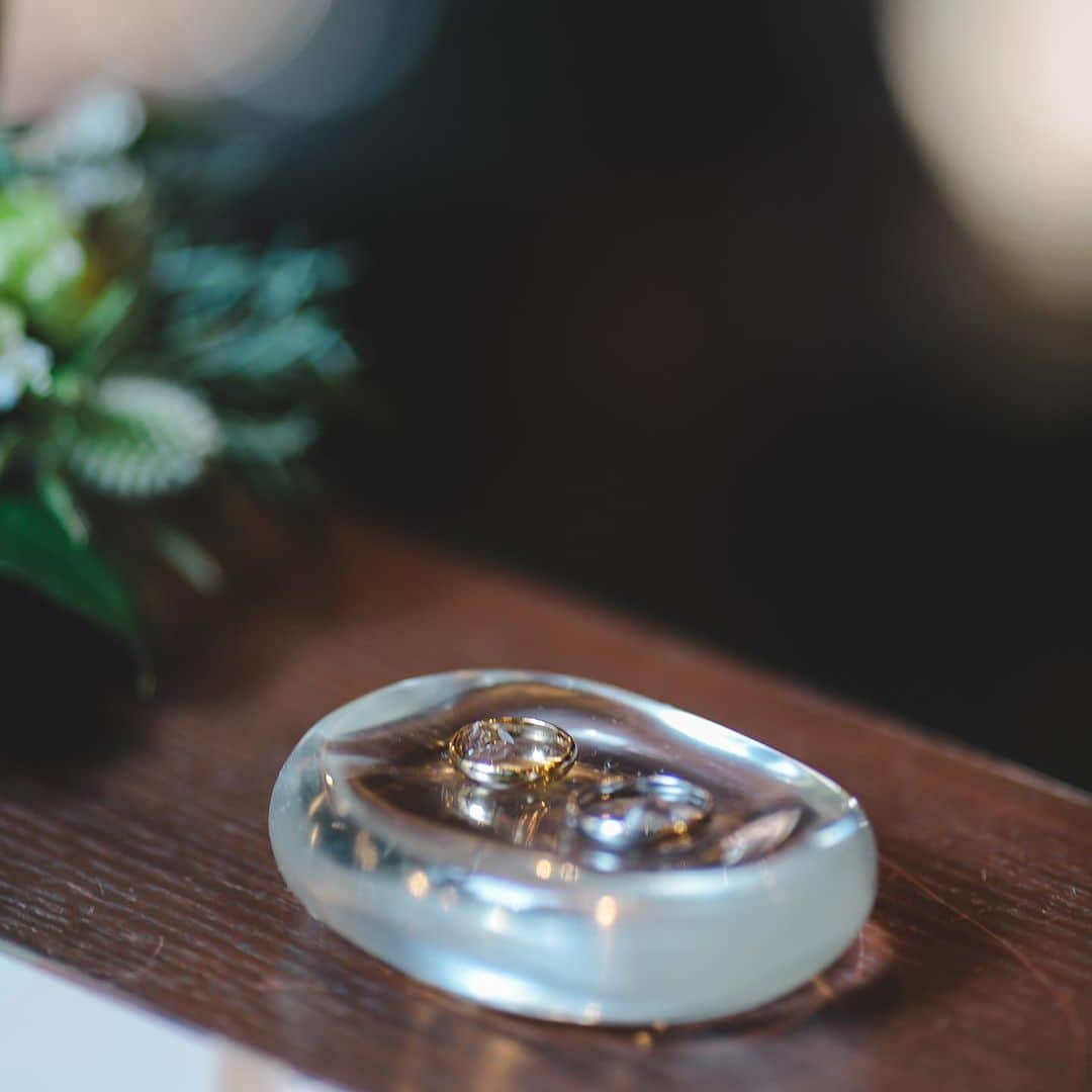 みんなのウェディングさんのインスタグラム写真 - (みんなのウェディングInstagram)「. . ˗ˏˋ Ring Pillow...♡ ˎˊ˗ . こんばんは🌙みんなのウェディングです☺️ ⁡ 本日は、個性あふれるアイテム！ おすすめの #リングピロー をお届け♥  細かいアイテムではあるけれど、 結婚指輪を置く大切なアイテムです✨  最近トレンドのプレート型から お洒落な額縁タイプの実例まで◎  #結婚式diy の参考にぜひご覧ください🌷  ⁡-----Special Thanks----- @matsu___wd さま @a.k_____25 さま @piyu___wd さま @aug.wd さま @n.7___wd さま @ekz_wedding さま  -------------------------------------------- ✨結婚式準備に役立つ情報を更新中 　@minnano_wedding 🔗をcheck🕊️ ・ ✨結婚式準備のお悩みや式場＆ドレスの予約相談は 《みんなのウェディング相談デスク》へ🕊️ ・ ✨結婚式場の口コミ・本物の費用明細は 《みんなのウェディング》結婚式場検索へ🕊️ --------------------------------------------  #リングピロー手作り #席札diy #リングピローハンドメイド #ペーパーアイテム #ペーパーアイテムdiy #ペーパーアイテムデザイン #ペーパーアイテム手作り #ウェディングdiy #指輪ケース #結婚指輪 #結婚式DIY #招待状DIY #招待状準備 #花嫁diy #結婚式diy #プレ花嫁diy #2024冬婚 #2024春婚 #2024夏婚 #2024秋婚 #結婚式準備 #プレ花嫁 #プレ花嫁さんと繋がりたい」12月15日 18時59分 - minnano_wedding