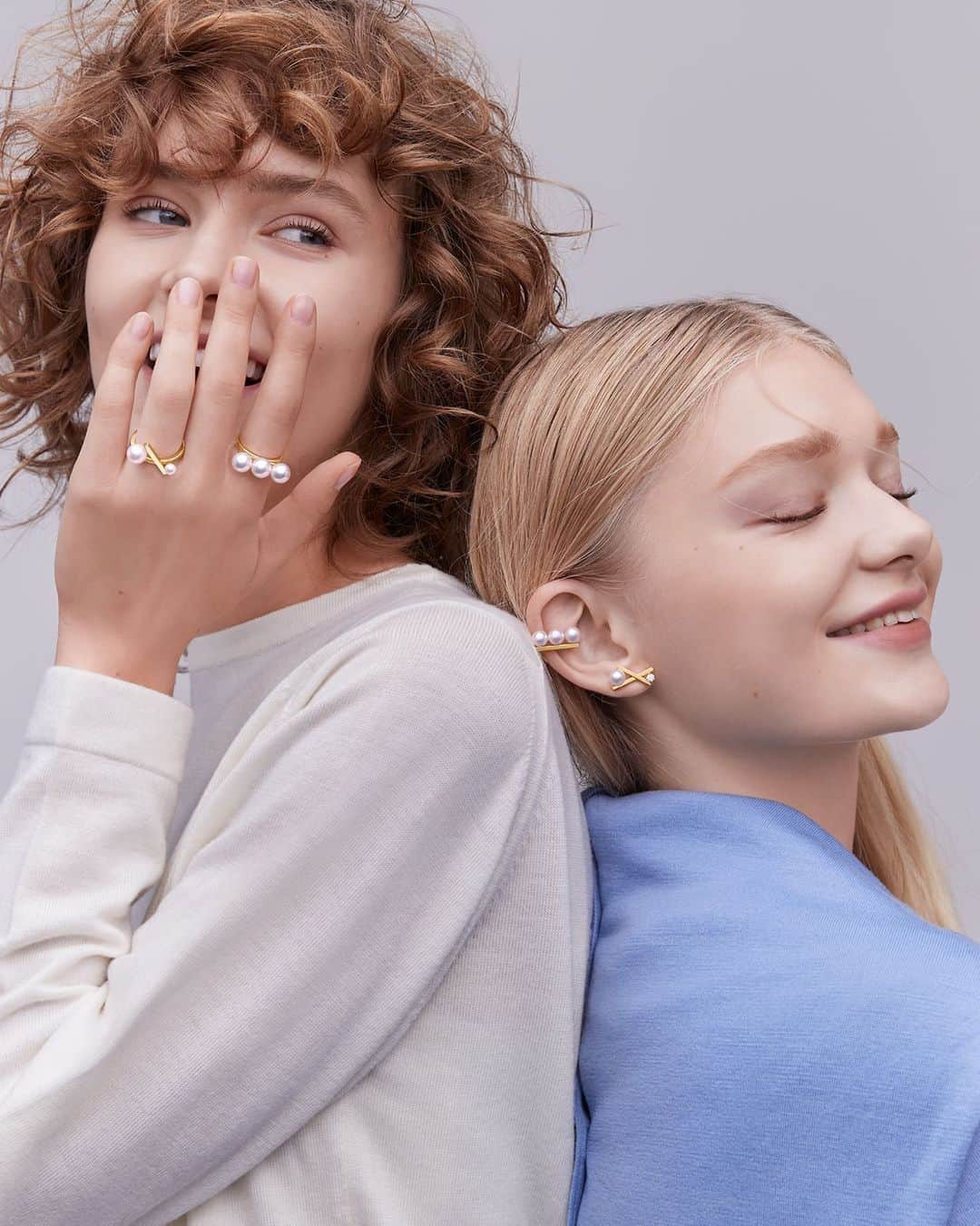 TASAKIのインスタグラム：「Celebrate the holidays with playful pearls! Our 'balance neo' features three pearls in a row, and the 'balance cross' showcases crossed gold bars, sending a charming XOXO message of hugs and kisses. Celebrate this magical season with jewellery designed to share joy.  3珠のパールが存在感を際立たせる「balance neo」や、クロスするゴールドのバーにXOXO (ハグ&キス)の意味を秘めた「balance cross」。 ハッピームードに溢れたジュエリーで聖なるシーズンを祝福して。  #TASAKI #Holiday #TASAKIbalance」
