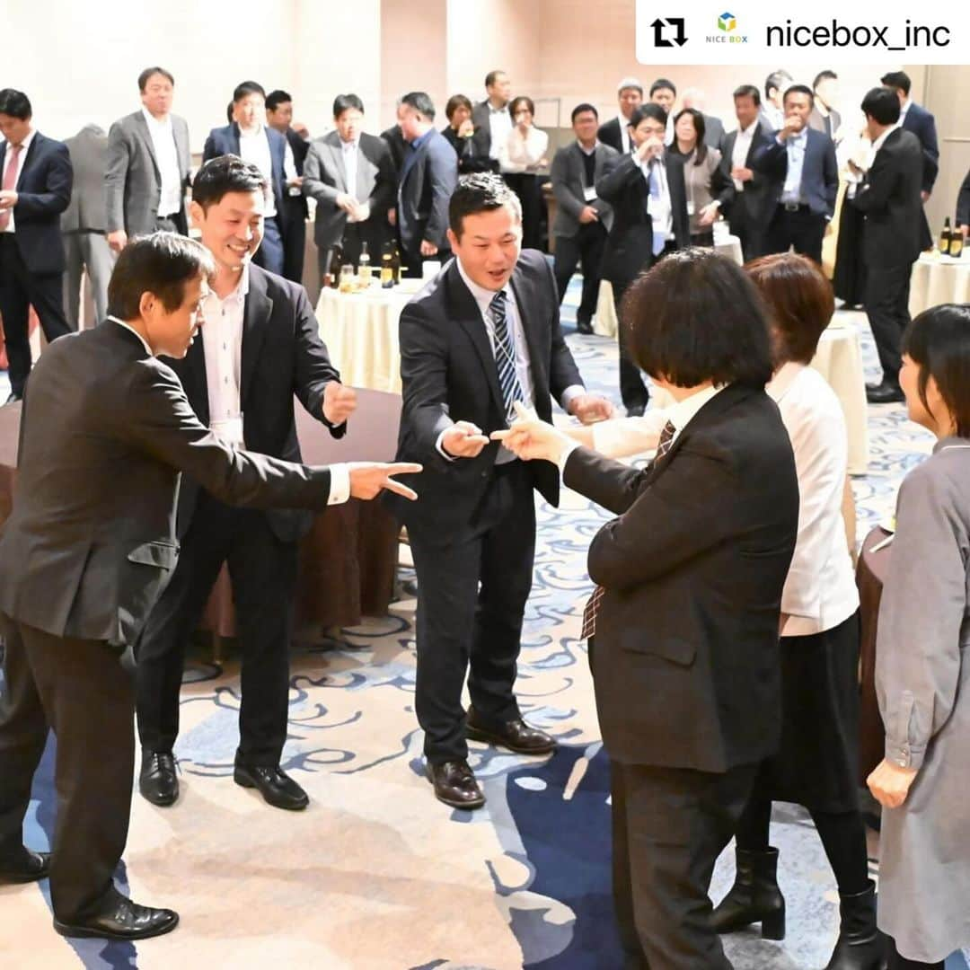 羽村亜美さんのインスタグラム写真 - (羽村亜美Instagram)「リポストです！  とーーっても素敵な会の司会 お声がけ頂き ありがとうございました🎤  縦のつながり 横のつながり ななめのつながり  社会人野球の凄さ👍  #repost   ーーーーーーーーーーーーーーーーーーーーーーー  #Repost @nicebox_inc with @use.repost ・・・ #社会人野球マネージャーOB懇親会 を12月1日(金) #第一ホテル両国 にて開催いたしました。 今回は関東を中心に50名の元マネージャーと30名の関係者（連盟、メーカーさん、ウグイス嬢、メディア関係）計80名での開催となりました。 現役時代に切磋琢磨しあった同志との楽しいひと時🍻 近い将来、このメンバーで社会人野球の魅力を発信する何かをしたい！ 豪華な顔ぶれを見て強くそう思った一日でした✨  この日まで沢山の方に支えられて懇親会を無事に開催する事が出来ました！ お集まりいただきました皆様、本当にありがとうございました。 次回は、大阪？名古屋？求めて下さる街で開催できたらと考えております！  お写真のご提供：#葛貫写真事務所 @kuzu41_photography  司会進行ご協力：#羽村亜美 さん @amihamura   スポニチ　伊藤幸男の一期一会① 故野村監督ら支えた縁の下の力持ち集結　今後はアマ野球の発展寄与へ https://www.sponichi.co.jp/baseball/news/2023/12/02/kiji/20231202s00001003112000c.html  スポニチ　伊藤幸男の一期一会② 今後は各自の得意分野を生かし継続・発展へ https://www.sponichi.co.jp/baseball/news/2023/12/03/kiji/20231203s00001003305000c.html  毎日新聞社　#もっと社会人野球（#円谷美晶 記者） https://news.yahoo.co.jp/articles/e3a5bcefb69524e789393938a6eb44f4f17b4ffa  #社会人野球 #JABA #都市対抗 #社会人野球日本選手権 #マネージャー #毎日新聞 #スポニチ」12月15日 19時01分 - amihamura