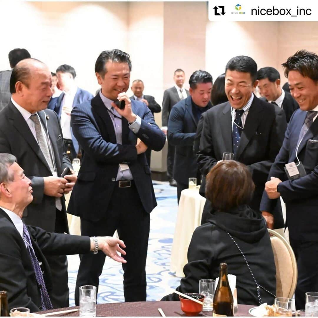 羽村亜美さんのインスタグラム写真 - (羽村亜美Instagram)「リポストです！  とーーっても素敵な会の司会 お声がけ頂き ありがとうございました🎤  縦のつながり 横のつながり ななめのつながり  社会人野球の凄さ👍  #repost   ーーーーーーーーーーーーーーーーーーーーーーー  #Repost @nicebox_inc with @use.repost ・・・ #社会人野球マネージャーOB懇親会 を12月1日(金) #第一ホテル両国 にて開催いたしました。 今回は関東を中心に50名の元マネージャーと30名の関係者（連盟、メーカーさん、ウグイス嬢、メディア関係）計80名での開催となりました。 現役時代に切磋琢磨しあった同志との楽しいひと時🍻 近い将来、このメンバーで社会人野球の魅力を発信する何かをしたい！ 豪華な顔ぶれを見て強くそう思った一日でした✨  この日まで沢山の方に支えられて懇親会を無事に開催する事が出来ました！ お集まりいただきました皆様、本当にありがとうございました。 次回は、大阪？名古屋？求めて下さる街で開催できたらと考えております！  お写真のご提供：#葛貫写真事務所 @kuzu41_photography  司会進行ご協力：#羽村亜美 さん @amihamura   スポニチ　伊藤幸男の一期一会① 故野村監督ら支えた縁の下の力持ち集結　今後はアマ野球の発展寄与へ https://www.sponichi.co.jp/baseball/news/2023/12/02/kiji/20231202s00001003112000c.html  スポニチ　伊藤幸男の一期一会② 今後は各自の得意分野を生かし継続・発展へ https://www.sponichi.co.jp/baseball/news/2023/12/03/kiji/20231203s00001003305000c.html  毎日新聞社　#もっと社会人野球（#円谷美晶 記者） https://news.yahoo.co.jp/articles/e3a5bcefb69524e789393938a6eb44f4f17b4ffa  #社会人野球 #JABA #都市対抗 #社会人野球日本選手権 #マネージャー #毎日新聞 #スポニチ」12月15日 19時01分 - amihamura