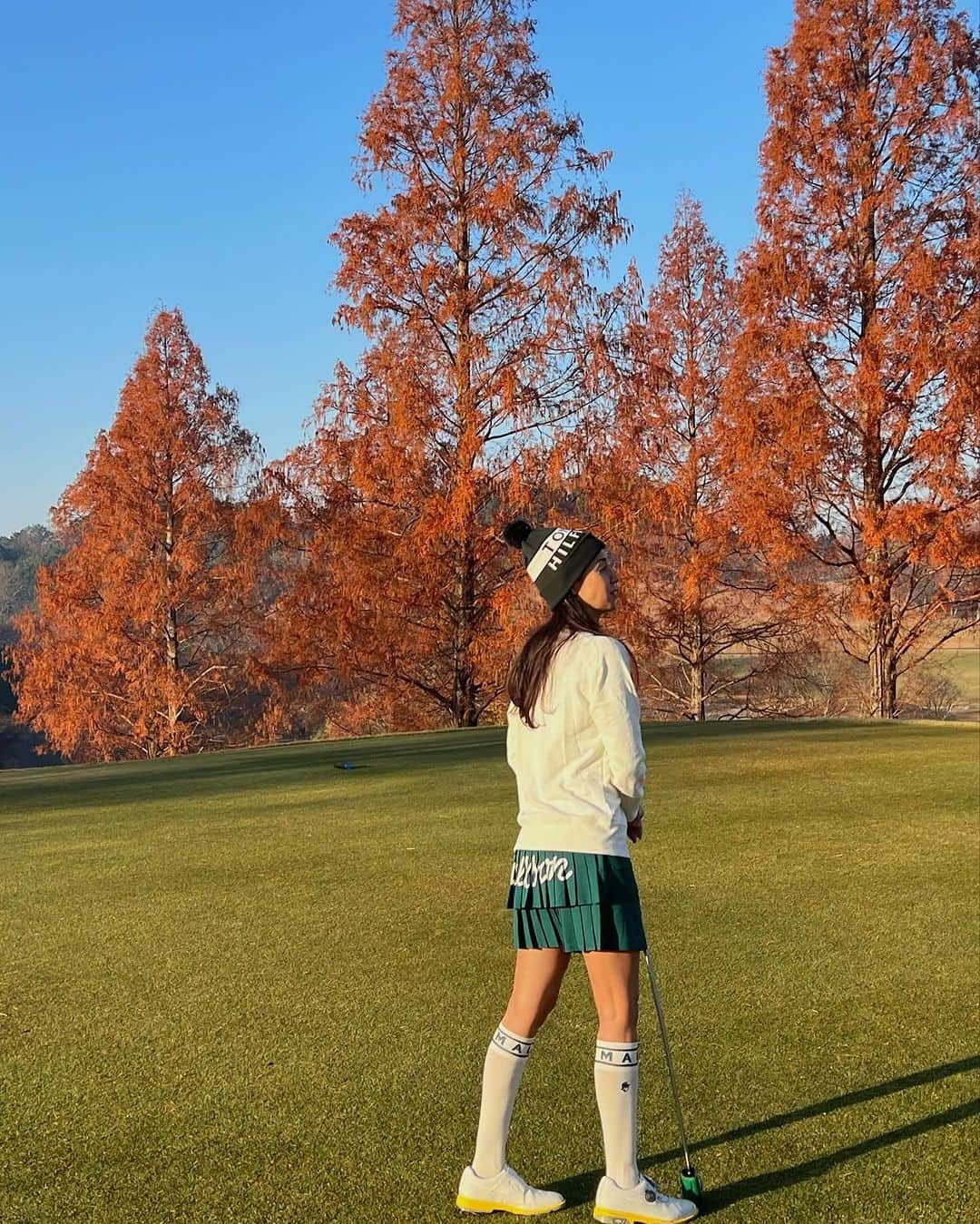 西原有紀のインスタグラム：「Autumn leaves golf🏌️‍♀️⛳️  ✳︎ ✳︎ ✳︎  ゴルフ場という自然パワーをいっぱい吸収できました✨ 今年最後の紅葉も見れて嬉しかった🍁」