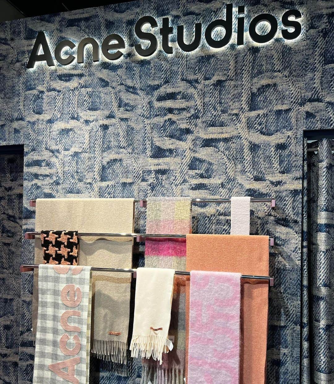 よしあきさんのインスタグラム写真 - (よしあきInstagram)「Acne Studiosが渋谷PARCOでホリデーポップアップを2024年1月28日（日）まで開催なので早速いってきました💙🤍 ミチとお揃いのピンクのモノグラムスカーフはパルコ限定アイテム❄️ マフラーは毎年可愛いのすぐ無くなっちゃうから駆け込まないとね✨  #PR @acnestudios #acnestudios #ShibuyaParco」12月15日 19時03分 - yooshiakiii