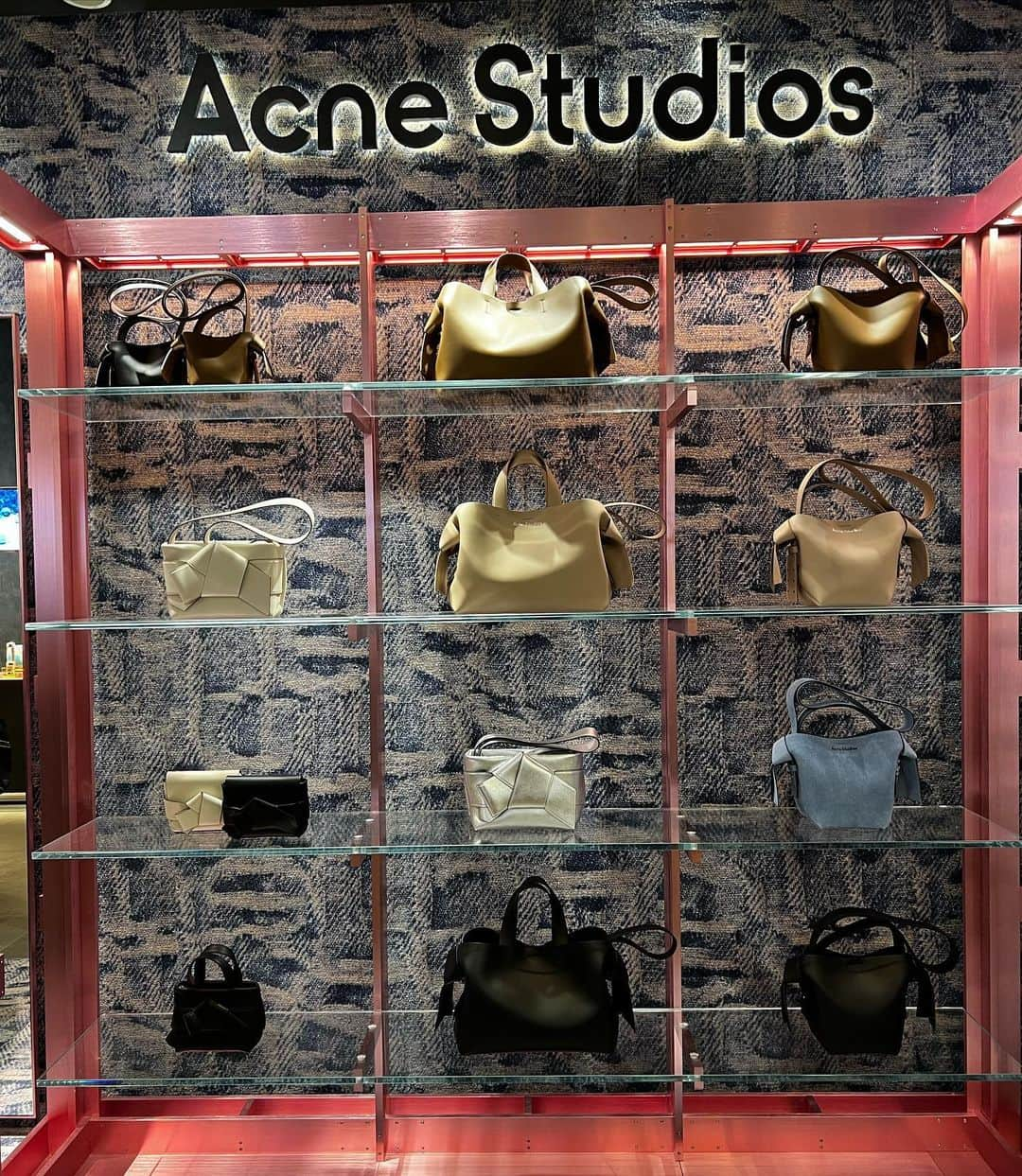 よしあきさんのインスタグラム写真 - (よしあきInstagram)「Acne Studiosが渋谷PARCOでホリデーポップアップを2024年1月28日（日）まで開催なので早速いってきました💙🤍 ミチとお揃いのピンクのモノグラムスカーフはパルコ限定アイテム❄️ マフラーは毎年可愛いのすぐ無くなっちゃうから駆け込まないとね✨  #PR @acnestudios #acnestudios #ShibuyaParco」12月15日 19時03分 - yooshiakiii