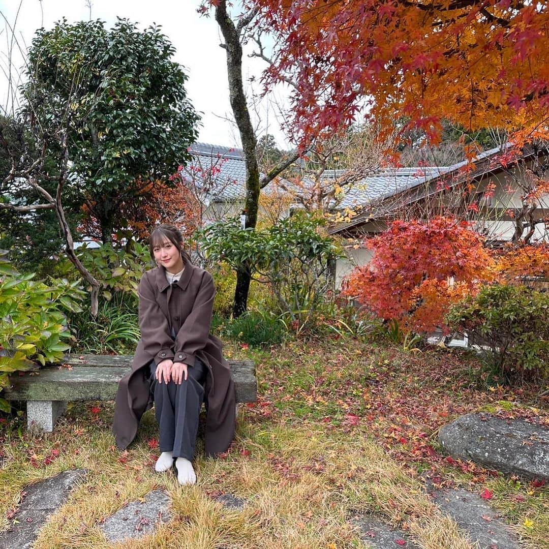 鎌田菜月さんのインスタグラム写真 - (鎌田菜月Instagram)「𓂃 𓇣 𓇢  四季があるっていいよね 仕事で訪れた馬籠宿の秋です🍁 ロケ日は冷える日で、温かいお蕎麦が沁みました  声かけてくださった海外からの旅行者さんたち もう帰国した頃かな〜😌  ロングコートからはじまったNHK名古屋さんのロケが、暑い日を越えてまたロングコートに戻りました 心がふくふくしたよ♨️  #馬籠 #中山道 #magome #gifu #NHK名古屋 #まるっと」12月15日 19時04分 - nacky_k829