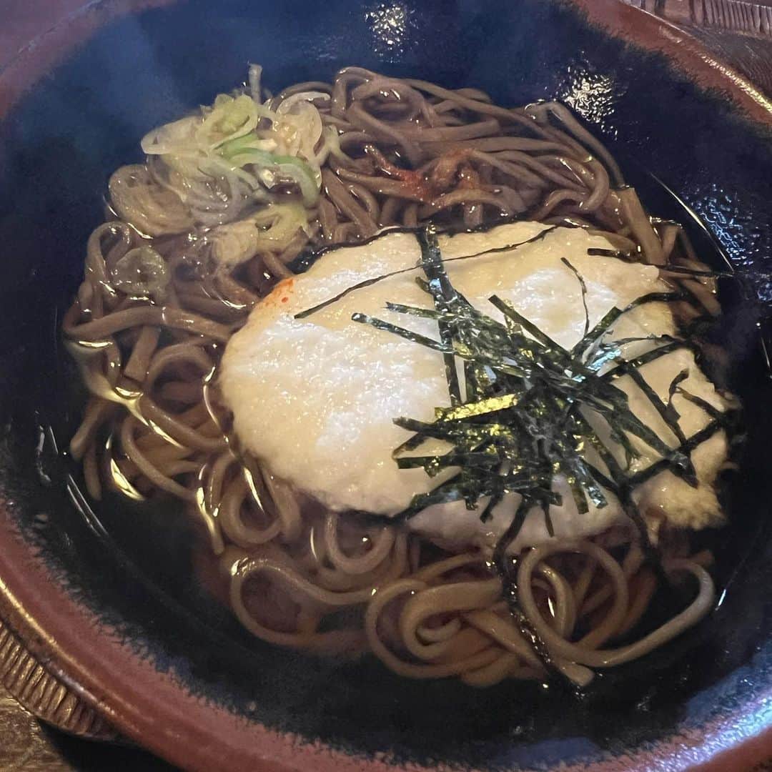 鎌田菜月さんのインスタグラム写真 - (鎌田菜月Instagram)「𓂃 𓇣 𓇢  四季があるっていいよね 仕事で訪れた馬籠宿の秋です🍁 ロケ日は冷える日で、温かいお蕎麦が沁みました  声かけてくださった海外からの旅行者さんたち もう帰国した頃かな〜😌  ロングコートからはじまったNHK名古屋さんのロケが、暑い日を越えてまたロングコートに戻りました 心がふくふくしたよ♨️  #馬籠 #中山道 #magome #gifu #NHK名古屋 #まるっと」12月15日 19時04分 - nacky_k829