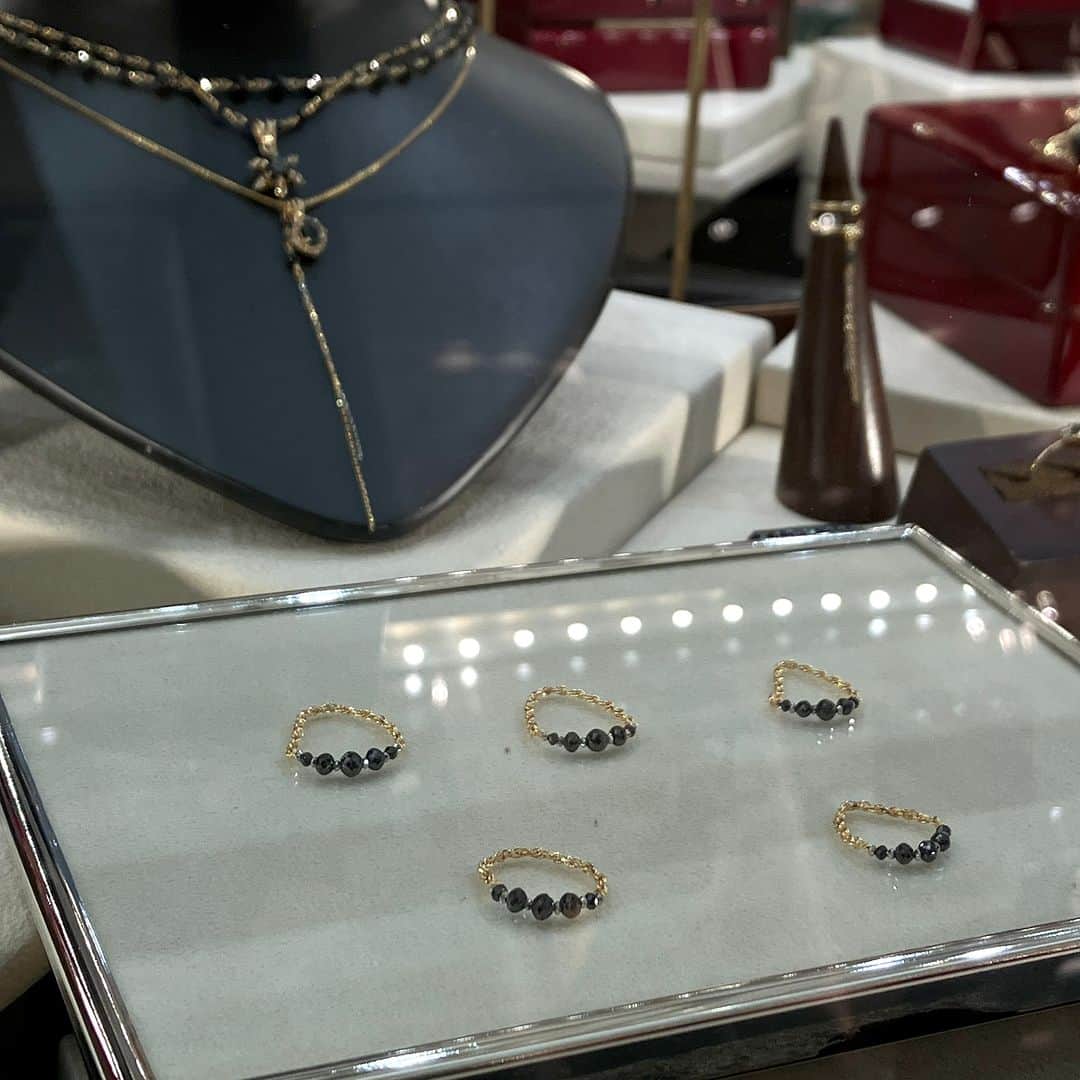 daimarusapporoさんのインスタグラム写真 - (daimarusapporoInstagram)「1階 イベントスペースで〈203Jewelry〉POP UPを開催中！ 東京・浅草にアトリエを構えるジュエリーブランドから、ホリデーにもぴったりなコレクションが登場しました💍  新作のブラックダイヤモンドを使ったジュエリーは、繊細でありながらも凛とした佇まいがとても素敵。 その他にも、他にはないデザインが魅力のネックレスやリングがたくさんです😌  1点1点手作業で生み出されたジュエリーは、どれもじっくり見入ってしまうほどの美しさ。 ぜひ店頭でご覧ください！  ※12/19(火)まで  #大丸札幌 #203jewelry #203ジュエリー #ジュエリー #ダイヤモンドジュエリー #ネックレス #リング #天然石ジュエリー #クリスマスプレゼント」12月15日 19時06分 - daimarusapporo