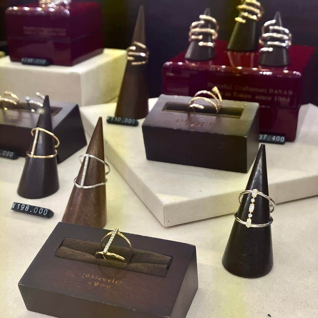 daimarusapporoさんのインスタグラム写真 - (daimarusapporoInstagram)「1階 イベントスペースで〈203Jewelry〉POP UPを開催中！ 東京・浅草にアトリエを構えるジュエリーブランドから、ホリデーにもぴったりなコレクションが登場しました💍  新作のブラックダイヤモンドを使ったジュエリーは、繊細でありながらも凛とした佇まいがとても素敵。 その他にも、他にはないデザインが魅力のネックレスやリングがたくさんです😌  1点1点手作業で生み出されたジュエリーは、どれもじっくり見入ってしまうほどの美しさ。 ぜひ店頭でご覧ください！  ※12/19(火)まで  #大丸札幌 #203jewelry #203ジュエリー #ジュエリー #ダイヤモンドジュエリー #ネックレス #リング #天然石ジュエリー #クリスマスプレゼント」12月15日 19時06分 - daimarusapporo