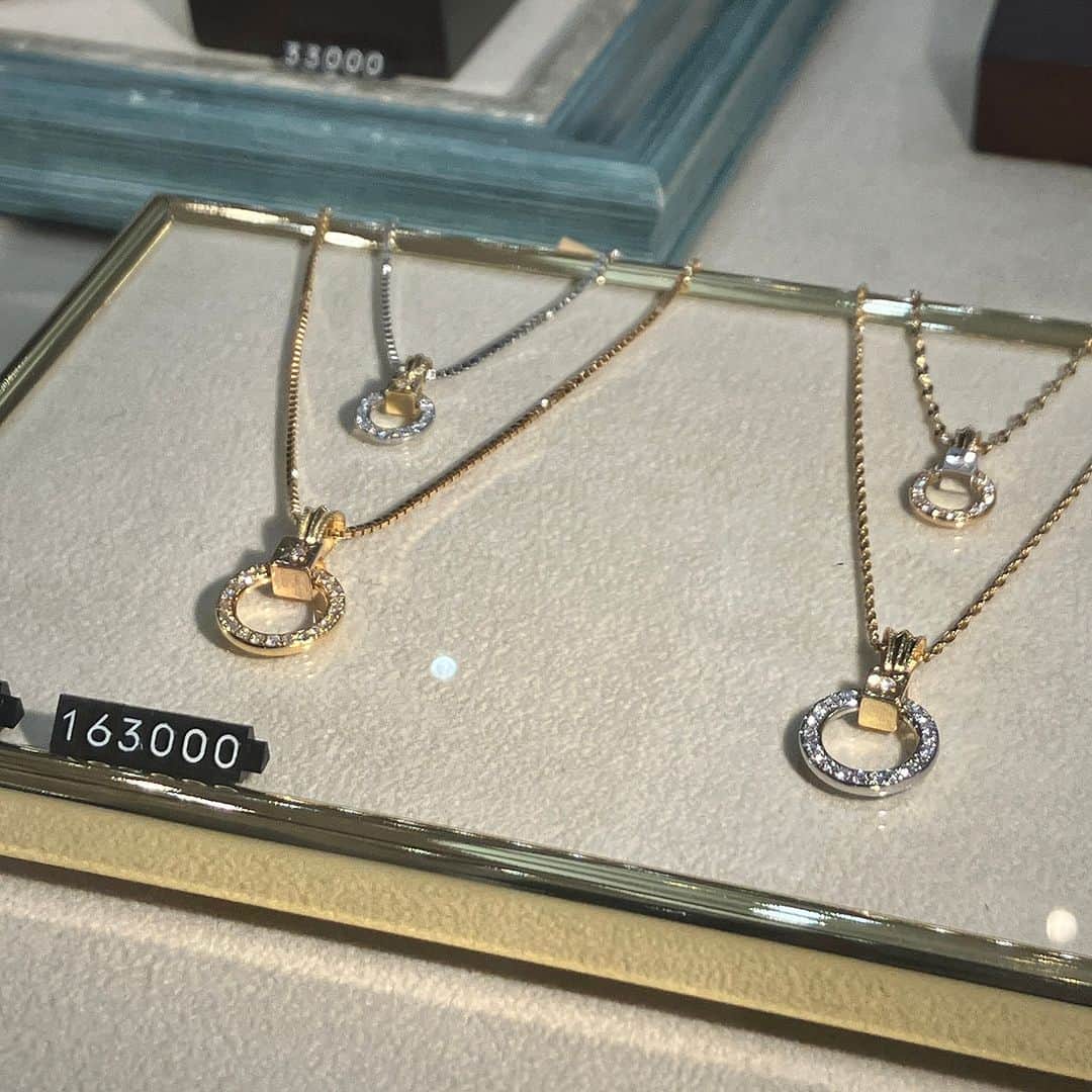 daimarusapporoさんのインスタグラム写真 - (daimarusapporoInstagram)「1階 イベントスペースで〈203Jewelry〉POP UPを開催中！ 東京・浅草にアトリエを構えるジュエリーブランドから、ホリデーにもぴったりなコレクションが登場しました💍  新作のブラックダイヤモンドを使ったジュエリーは、繊細でありながらも凛とした佇まいがとても素敵。 その他にも、他にはないデザインが魅力のネックレスやリングがたくさんです😌  1点1点手作業で生み出されたジュエリーは、どれもじっくり見入ってしまうほどの美しさ。 ぜひ店頭でご覧ください！  ※12/19(火)まで  #大丸札幌 #203jewelry #203ジュエリー #ジュエリー #ダイヤモンドジュエリー #ネックレス #リング #天然石ジュエリー #クリスマスプレゼント」12月15日 19時06分 - daimarusapporo