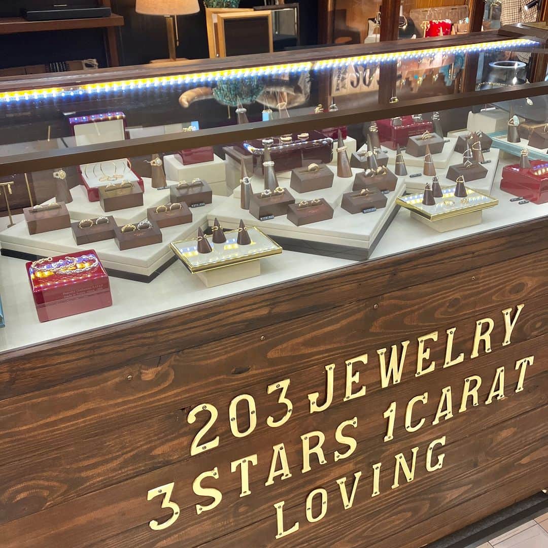 daimarusapporoさんのインスタグラム写真 - (daimarusapporoInstagram)「1階 イベントスペースで〈203Jewelry〉POP UPを開催中！ 東京・浅草にアトリエを構えるジュエリーブランドから、ホリデーにもぴったりなコレクションが登場しました💍  新作のブラックダイヤモンドを使ったジュエリーは、繊細でありながらも凛とした佇まいがとても素敵。 その他にも、他にはないデザインが魅力のネックレスやリングがたくさんです😌  1点1点手作業で生み出されたジュエリーは、どれもじっくり見入ってしまうほどの美しさ。 ぜひ店頭でご覧ください！  ※12/19(火)まで  #大丸札幌 #203jewelry #203ジュエリー #ジュエリー #ダイヤモンドジュエリー #ネックレス #リング #天然石ジュエリー #クリスマスプレゼント」12月15日 19時06分 - daimarusapporo