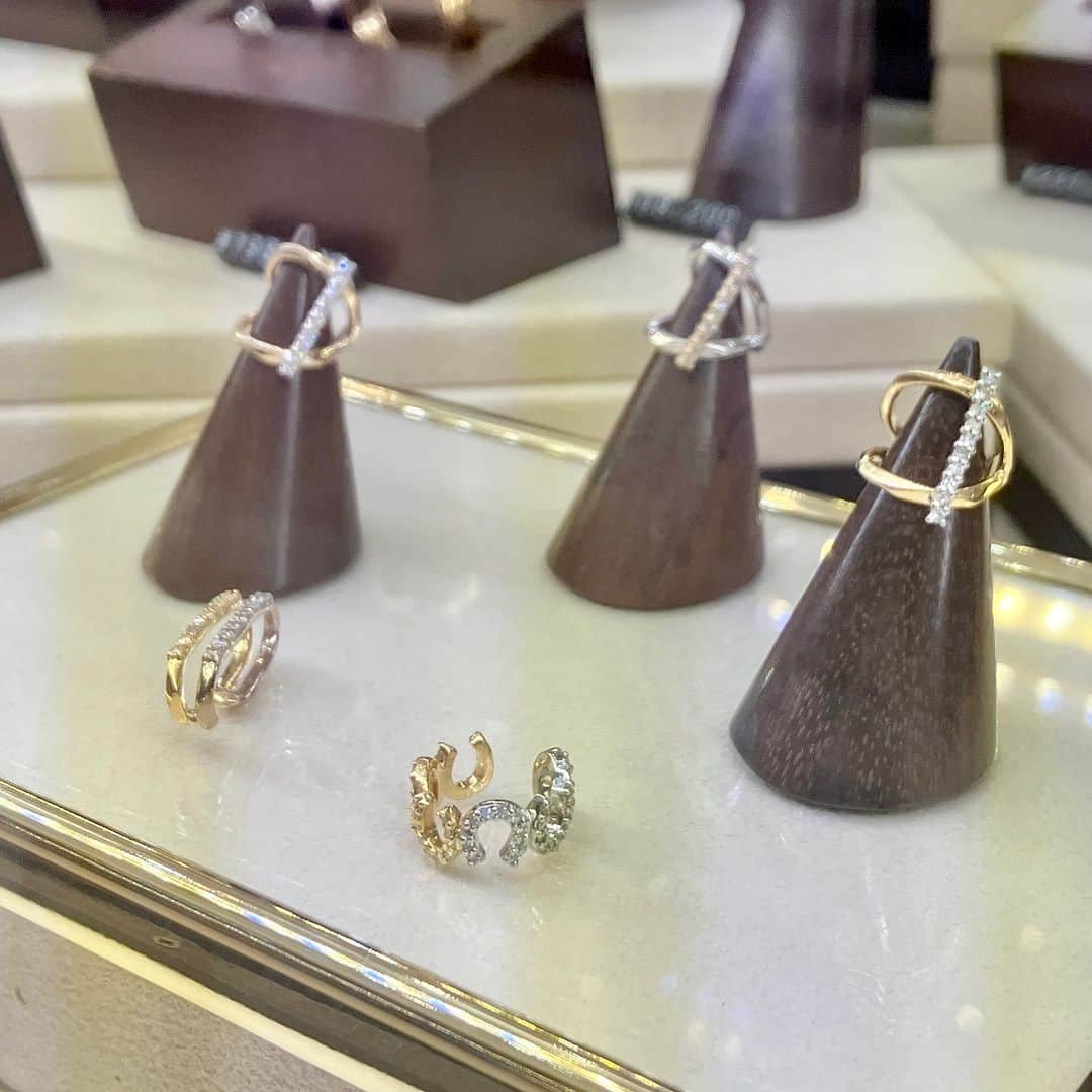 daimarusapporoさんのインスタグラム写真 - (daimarusapporoInstagram)「1階 イベントスペースで〈203Jewelry〉POP UPを開催中！ 東京・浅草にアトリエを構えるジュエリーブランドから、ホリデーにもぴったりなコレクションが登場しました💍  新作のブラックダイヤモンドを使ったジュエリーは、繊細でありながらも凛とした佇まいがとても素敵。 その他にも、他にはないデザインが魅力のネックレスやリングがたくさんです😌  1点1点手作業で生み出されたジュエリーは、どれもじっくり見入ってしまうほどの美しさ。 ぜひ店頭でご覧ください！  ※12/19(火)まで  #大丸札幌 #203jewelry #203ジュエリー #ジュエリー #ダイヤモンドジュエリー #ネックレス #リング #天然石ジュエリー #クリスマスプレゼント」12月15日 19時06分 - daimarusapporo