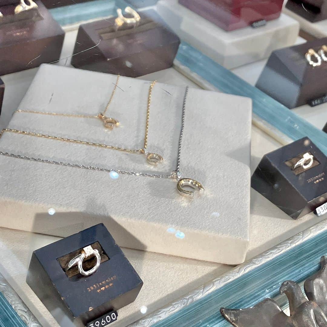 daimarusapporoさんのインスタグラム写真 - (daimarusapporoInstagram)「1階 イベントスペースで〈203Jewelry〉POP UPを開催中！ 東京・浅草にアトリエを構えるジュエリーブランドから、ホリデーにもぴったりなコレクションが登場しました💍  新作のブラックダイヤモンドを使ったジュエリーは、繊細でありながらも凛とした佇まいがとても素敵。 その他にも、他にはないデザインが魅力のネックレスやリングがたくさんです😌  1点1点手作業で生み出されたジュエリーは、どれもじっくり見入ってしまうほどの美しさ。 ぜひ店頭でご覧ください！  ※12/19(火)まで  #大丸札幌 #203jewelry #203ジュエリー #ジュエリー #ダイヤモンドジュエリー #ネックレス #リング #天然石ジュエリー #クリスマスプレゼント」12月15日 19時06分 - daimarusapporo