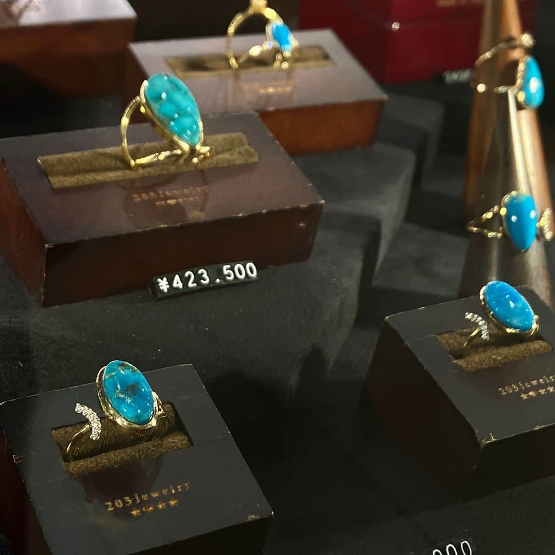 daimarusapporoさんのインスタグラム写真 - (daimarusapporoInstagram)「1階 イベントスペースで〈203Jewelry〉POP UPを開催中！ 東京・浅草にアトリエを構えるジュエリーブランドから、ホリデーにもぴったりなコレクションが登場しました💍  新作のブラックダイヤモンドを使ったジュエリーは、繊細でありながらも凛とした佇まいがとても素敵。 その他にも、他にはないデザインが魅力のネックレスやリングがたくさんです😌  1点1点手作業で生み出されたジュエリーは、どれもじっくり見入ってしまうほどの美しさ。 ぜひ店頭でご覧ください！  ※12/19(火)まで  #大丸札幌 #203jewelry #203ジュエリー #ジュエリー #ダイヤモンドジュエリー #ネックレス #リング #天然石ジュエリー #クリスマスプレゼント」12月15日 19時06分 - daimarusapporo