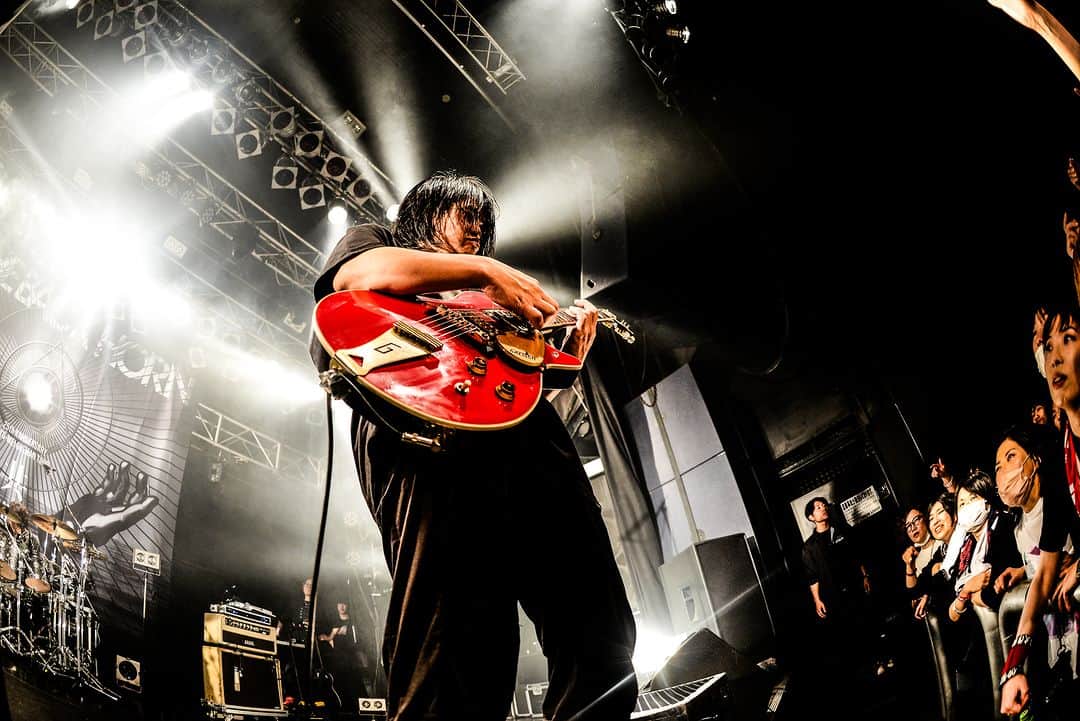 THE BACK HORNさんのインスタグラム写真 - (THE BACK HORNInstagram)「［LIVE PHOTO］ 2023.12.10 sun THE BACK HORN 25th Anniversary 「KYO-MEIワンマンツアー」〜共鳴喝采〜 at 福岡DRUM LOGOS ------------------- ▶︎NEXT LIVE 2023.12.16 sat THE BACK HORN 25th Anniversary 「KYO-MEIワンマンツアー」〜共鳴喝采〜 at 仙台Rensa ※SOLD OUT‼️  #共鳴喝采 #TBH25th #THEBACKHORN #バックホーン #バクホン #LIVEPHOTO」12月15日 19時06分 - thebackhorn