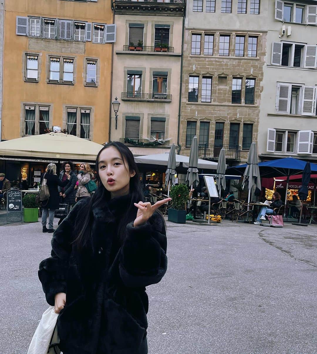 ポーイ・タリーチャダー ペッチャラットのインスタグラム：「The festive season in Geneva immerses us deeply in its enchanting spirit, creating an unforgettable atmosphere of celebration.🎊」