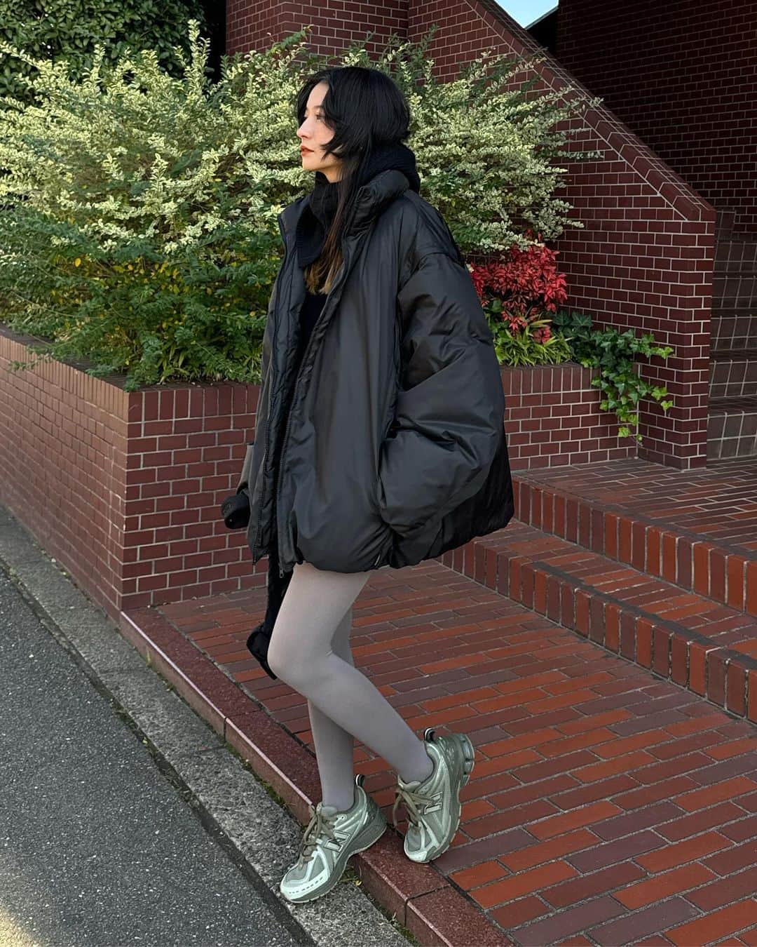松本恵奈のインスタグラム：「最近のNBコーデ♡ どれもお気に入りでめちゃくちゃ履いてるんだけど 中でも特にヘビロテしているのはDARK GRAYの2002R👟 GRAYのスニーカー欲しかったから気分にぴったりな色合い☺️ プライベートはだいたいスニーカーで動き回ることが多いからついついコレクションしがちです♡ ニューバランスは種類も豊富でスタイリングに馴染んでくれるのでオススメです♡  #newbalance #newbalance1906rhb #newbalance2002reh #newbalance1906de #pr」