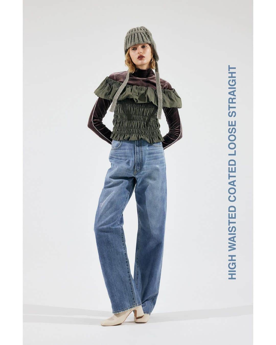 マウジーのインスタグラム：「MOUSSY JEANS DECEMBER 2023  ・HIGH WAIST COATED LOOSE STRAIGHT(010GA611-5400) MOUSSY定番のルーズストレートにクリアのコーティングを施した、カジュアルなデニムの概念を変える綺麗めジーンズ。 光が当たることにより、クリアのコーティング部分がキラッと反射し、デニムなのにツヤッとした表情が楽しめる1本。  さりげない光沢感なので、いつものデニムのように着回しやすいうえ、 スタイリングはいつもより少し華やかな印象になる特別感。  股上は高く、ウエストはすっきりとしたシルエットになるよう作りこむことで 腰回りをきれいに見せてくれ、裾にかけてはゆったりとストレートラインを強調し、脚長効果のあるシルエット。  少し長めに仕上げたレングスで、お気に入りのヒールに合わせてより脚長見えに。 裾をロールアップしてスニーカーなどと合わせてもルーズなバランスで◎。  いつもと違う、カジュアルなのにカジュアルじゃないジーンズスタイルを 是非お楽しみください。  全国のMOUSSY店舗／SHEL’TTER WEBSTORE／ZOZOTOWNにて発売中。 #MOUSSYJEANS #MOUSSY」