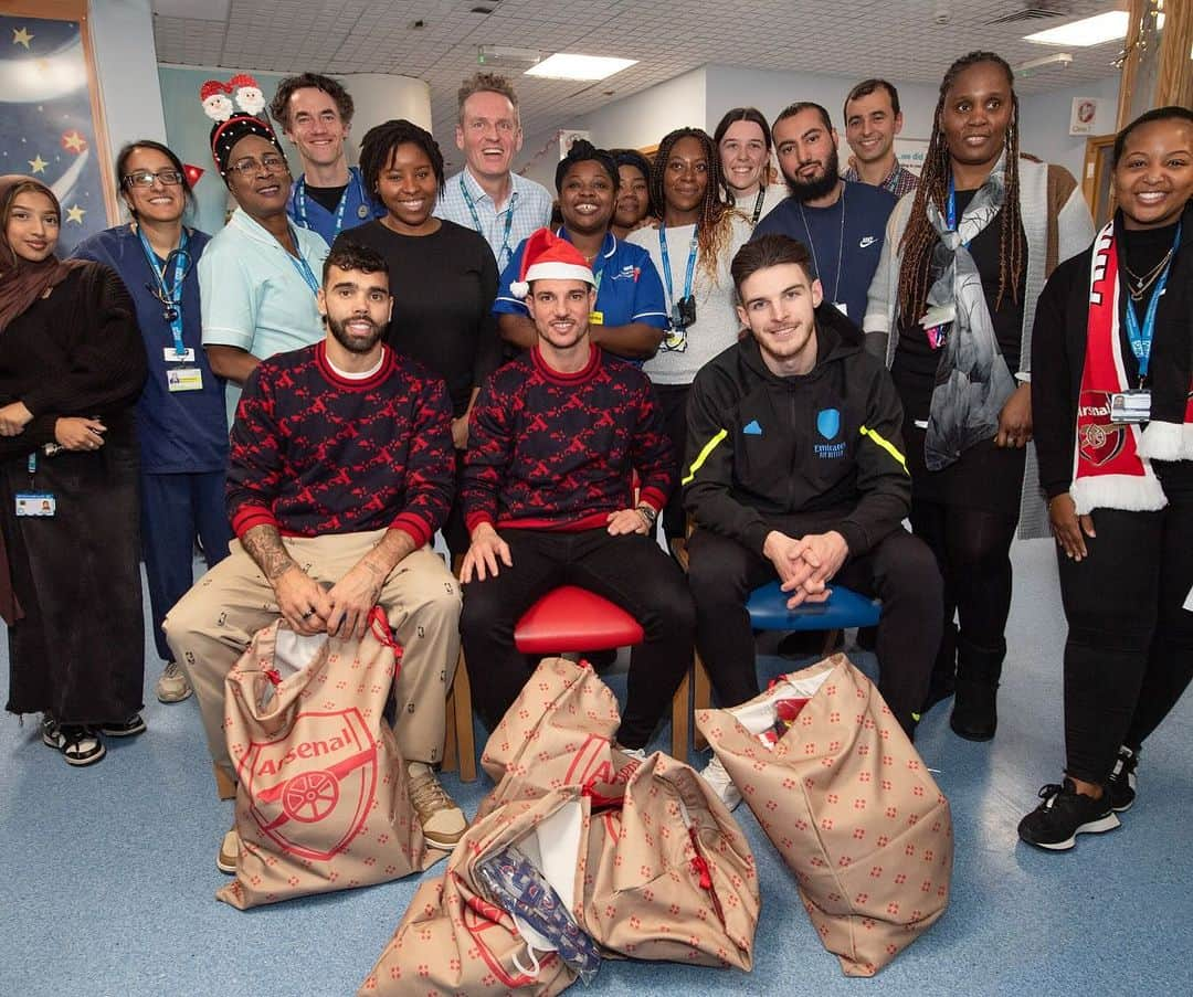 セドリック・ソアレスさんのインスタグラム写真 - (セドリック・ソアレスInstagram)「Recently had the honour of visiting a local hospital with The Arsenal Foundation. We tried to bring some much needed joy not only to patients there but also the dedicated health professionals in the NHS who work around the clock. Thank you for these heartwarming moments and my sincere wishes of happy holidays to all. ✨🌲」12月15日 19時12分 - cedricsoares41