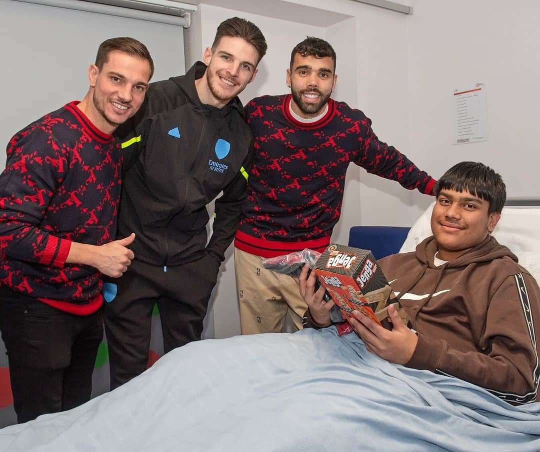 セドリック・ソアレスさんのインスタグラム写真 - (セドリック・ソアレスInstagram)「Recently had the honour of visiting a local hospital with The Arsenal Foundation. We tried to bring some much needed joy not only to patients there but also the dedicated health professionals in the NHS who work around the clock. Thank you for these heartwarming moments and my sincere wishes of happy holidays to all. ✨🌲」12月15日 19時12分 - cedricsoares41