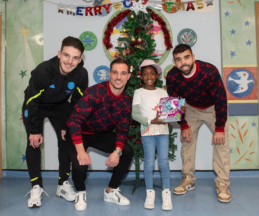 セドリック・ソアレスのインスタグラム：「Recently had the honour of visiting a local hospital with The Arsenal Foundation. We tried to bring some much needed joy not only to patients there but also the dedicated health professionals in the NHS who work around the clock. Thank you for these heartwarming moments and my sincere wishes of happy holidays to all. ✨🌲」