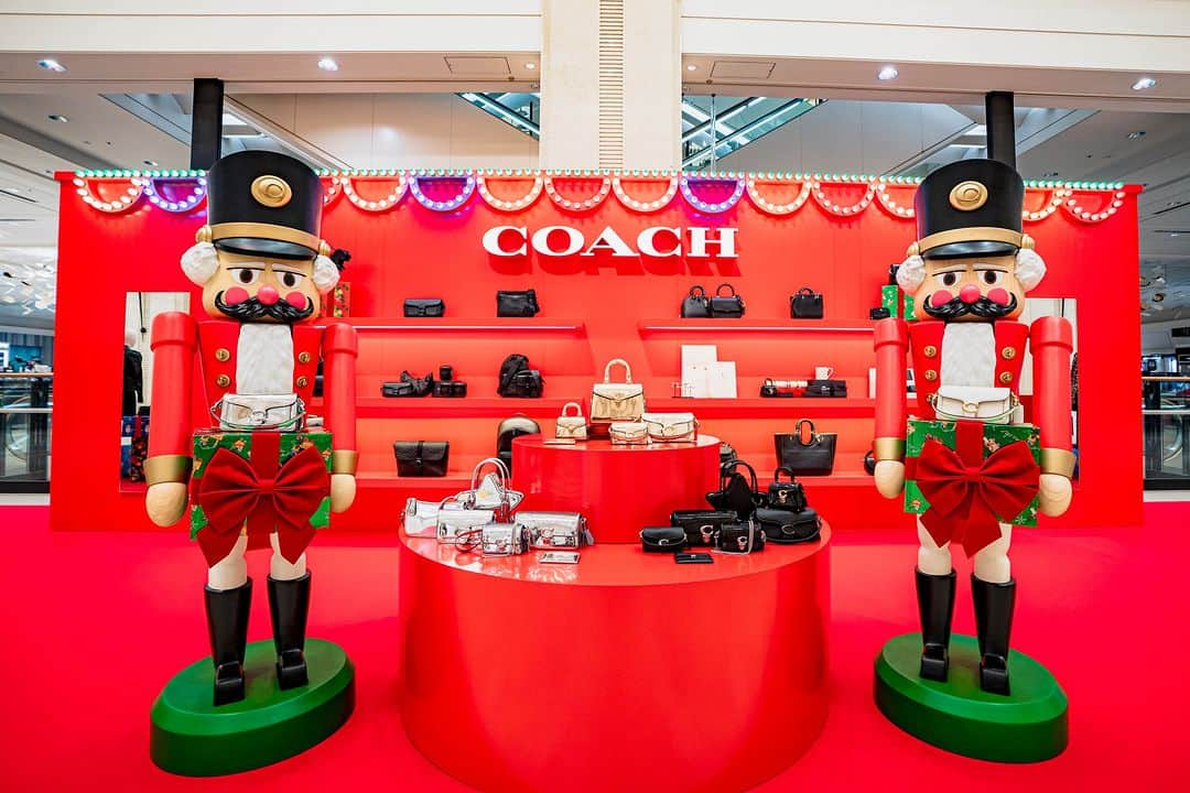 daimarusapporoさんのインスタグラム写真 - (daimarusapporoInstagram)「COACH HOLIDAY 2023 ポップアップ ストア   MORE THAN A GIFT あなたらしい輝きを   スタイリッシュな“Black Collection（ブラック コレクション）”をはじめ、ホリデーらしい華やかなアイテムや革小物などをご紹介。  大切な人へのギフトや自分へのご褒美を選ぶワクワクするひと時を、お楽しみください。   #CoachHoliday, #CoachJapan」12月15日 19時13分 - daimarusapporo