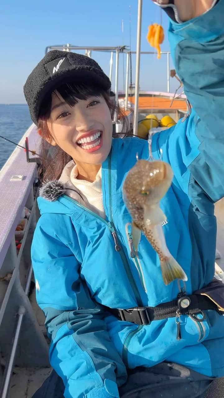 片原恵麻のインスタグラム：「ぐ〜ふ〜🐡  口にはかけられまてんでした(つ∀<｡)ﾃﾍｯ♪  ⋱⋰ ⋱⋰ ⋱⋰ ⋱⋰ ⋱⋰ ⋱⋰ ⋱⋰ ⋱⋰ ⋱⋰ ⋱⋰ ⋱⋰ ⋱⋰ #栄真丸#フグ釣り#カットウフグ#釣りガール#釣り女子#釣り#海釣り#ツリジョ#fishing#강태공#낙씨광#ルアマガ女子部#淡路島#淡路島釣り#ビッグフィッシング#ZEQUE#偏光サングラス#タレックス#TALEX#bunnywalk」