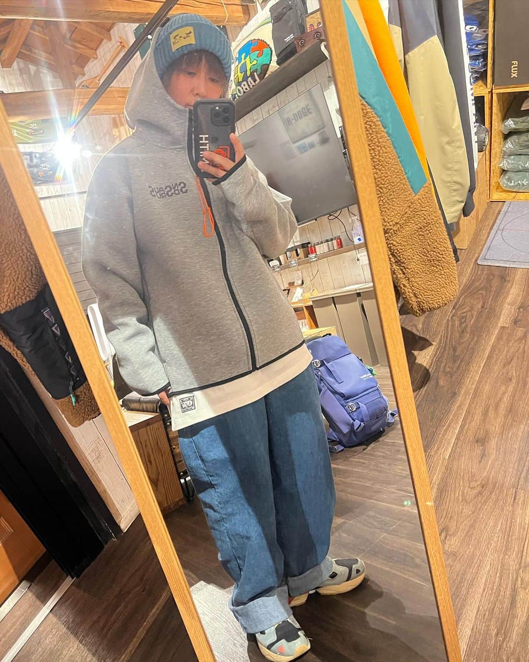 河合美保さんのインスタグラム写真 - (河合美保Instagram)「スノサウルスのアパレルが届きました！  いままでのパーカーとは質感が違う… ダンボールニットというらしい。  しっかりした生地なのに 軽くて動きやすい！  個人的には首からフードのとこの形が好きっす！  身長150のちゃんが写真の感じでLサイズ着てるのでちょっと大きいサイズ選んでも良さそうですね！  ビーニーも新色！ リブニットのブルーグリーン！ かわいい色してます！  @boulsaurus_snosaurus  #スノサウルス #こんちゃん」12月15日 19時21分 - chan_kawa_12
