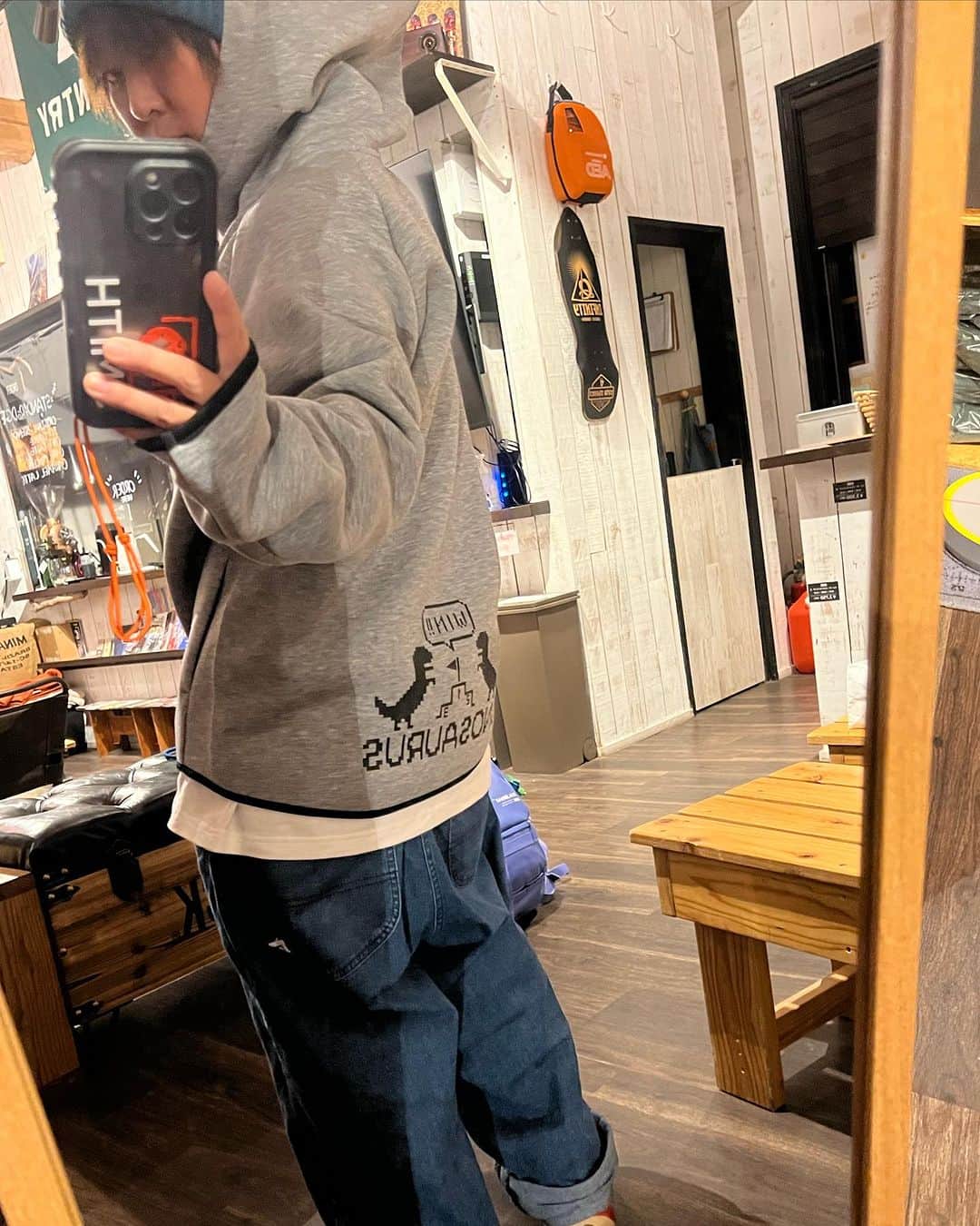 河合美保さんのインスタグラム写真 - (河合美保Instagram)「スノサウルスのアパレルが届きました！  いままでのパーカーとは質感が違う… ダンボールニットというらしい。  しっかりした生地なのに 軽くて動きやすい！  個人的には首からフードのとこの形が好きっす！  身長150のちゃんが写真の感じでLサイズ着てるのでちょっと大きいサイズ選んでも良さそうですね！  ビーニーも新色！ リブニットのブルーグリーン！ かわいい色してます！  @boulsaurus_snosaurus  #スノサウルス #こんちゃん」12月15日 19時21分 - chan_kawa_12