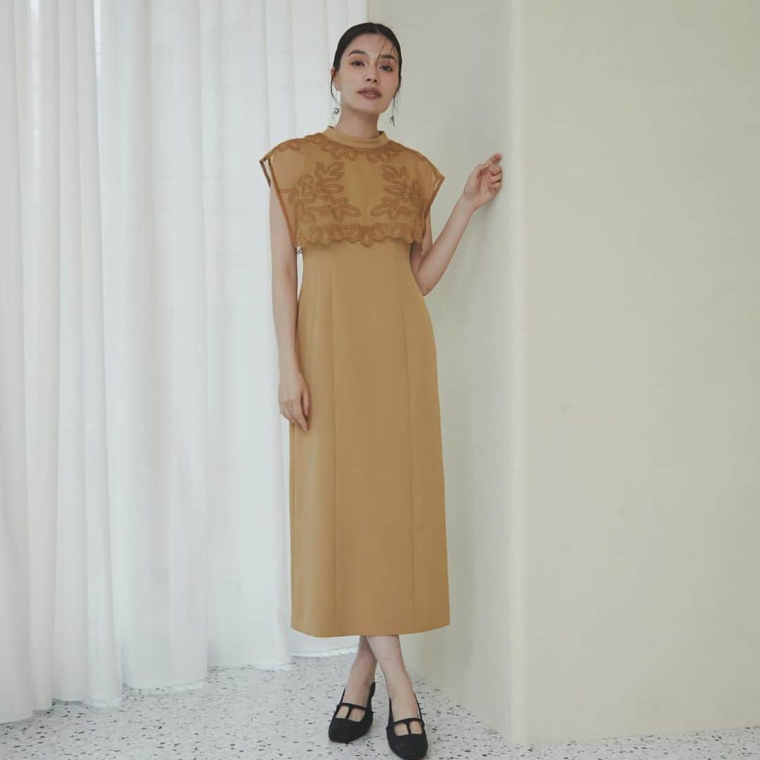 ラグナムーンさんのインスタグラム写真 - (ラグナムーンInstagram)「・ 【 本日よりFLYING SALE開催中 】  MUST　BUY　DRESS PARTYシーズンや成人式、結婚式、お食事会… ドレスを着るイベントにおすすめ 着るだけでHAPPYになれる "MUST BUY"なDRESSをご紹介  #LADYヨーク刺繍Iラインドレス price… ¥23,000+tax color...BEIGE/BLACK size...S/M  __________________________________ #lagunamoon #lagunamoon_com #lagunamoon_dress #dress #dressup #ドレス #シアードレス #レイヤードドレス #ワンピース #お呼ばれドレス #お呼ばれコーデ #刺繍ドレス」12月15日 19時22分 - lagunamoon_com