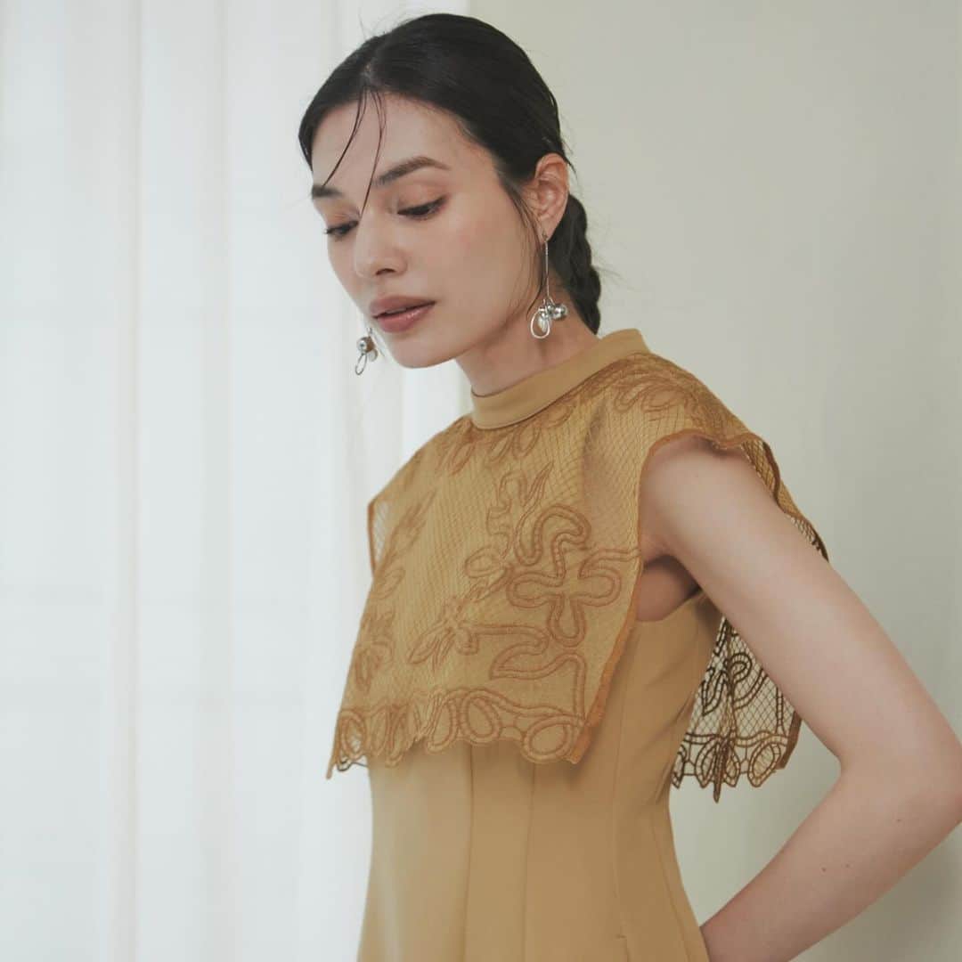 ラグナムーンさんのインスタグラム写真 - (ラグナムーンInstagram)「・ 【 本日よりFLYING SALE開催中 】  MUST　BUY　DRESS PARTYシーズンや成人式、結婚式、お食事会… ドレスを着るイベントにおすすめ 着るだけでHAPPYになれる "MUST BUY"なDRESSをご紹介  #LADYヨーク刺繍Iラインドレス price… ¥23,000+tax color...BEIGE/BLACK size...S/M  __________________________________ #lagunamoon #lagunamoon_com #lagunamoon_dress #dress #dressup #ドレス #シアードレス #レイヤードドレス #ワンピース #お呼ばれドレス #お呼ばれコーデ #刺繍ドレス」12月15日 19時22分 - lagunamoon_com