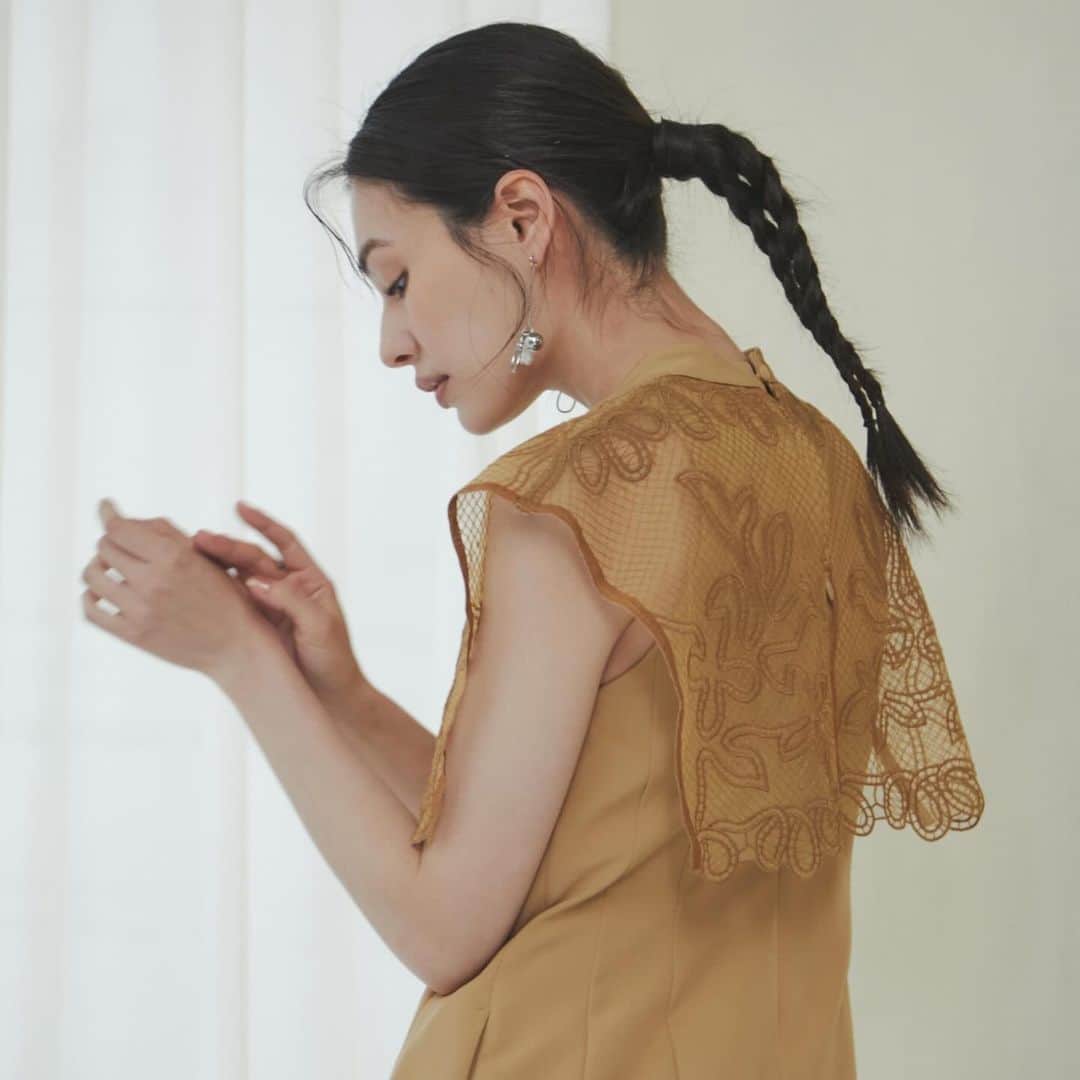 ラグナムーンさんのインスタグラム写真 - (ラグナムーンInstagram)「・ 【 本日よりFLYING SALE開催中 】  MUST　BUY　DRESS PARTYシーズンや成人式、結婚式、お食事会… ドレスを着るイベントにおすすめ 着るだけでHAPPYになれる "MUST BUY"なDRESSをご紹介  #LADYヨーク刺繍Iラインドレス price… ¥23,000+tax color...BEIGE/BLACK size...S/M  __________________________________ #lagunamoon #lagunamoon_com #lagunamoon_dress #dress #dressup #ドレス #シアードレス #レイヤードドレス #ワンピース #お呼ばれドレス #お呼ばれコーデ #刺繍ドレス」12月15日 19時22分 - lagunamoon_com