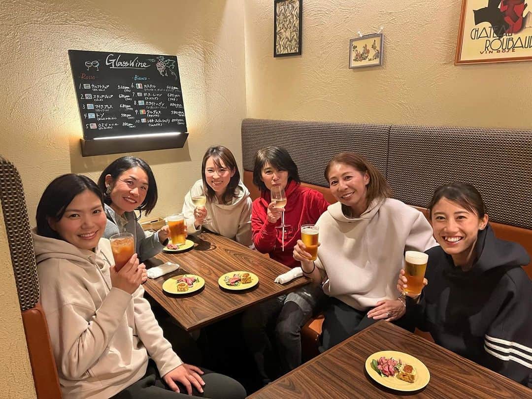 尾崎里紗のインスタグラム：「関西女子会✨ファッションはパーカー縛り💡 みんなで楽しくいろんな話をして楽しい時間でした！ ご飯もおいしかったー😊 ⁡ ありがとうございました！ ⁡ ⁡」