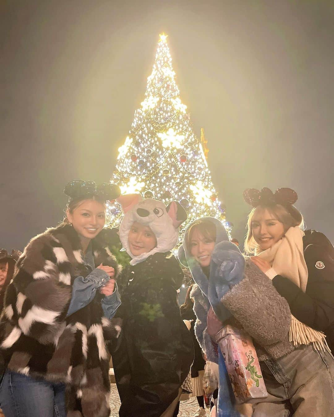 marinさんのインスタグラム写真 - (marinInstagram)「Christmas Disney🐭🧑‍🎄🎄💖 雰囲気かわいすぎたっ😘✨ ななかちゃん誘ってくれて ありがとう😍✨ なっちゃん、はるぴよちゃんとも 仲良くなれて嬉しい☺️💖 みんな可愛すぎた👼🍑」12月15日 19時25分 - maririn__78